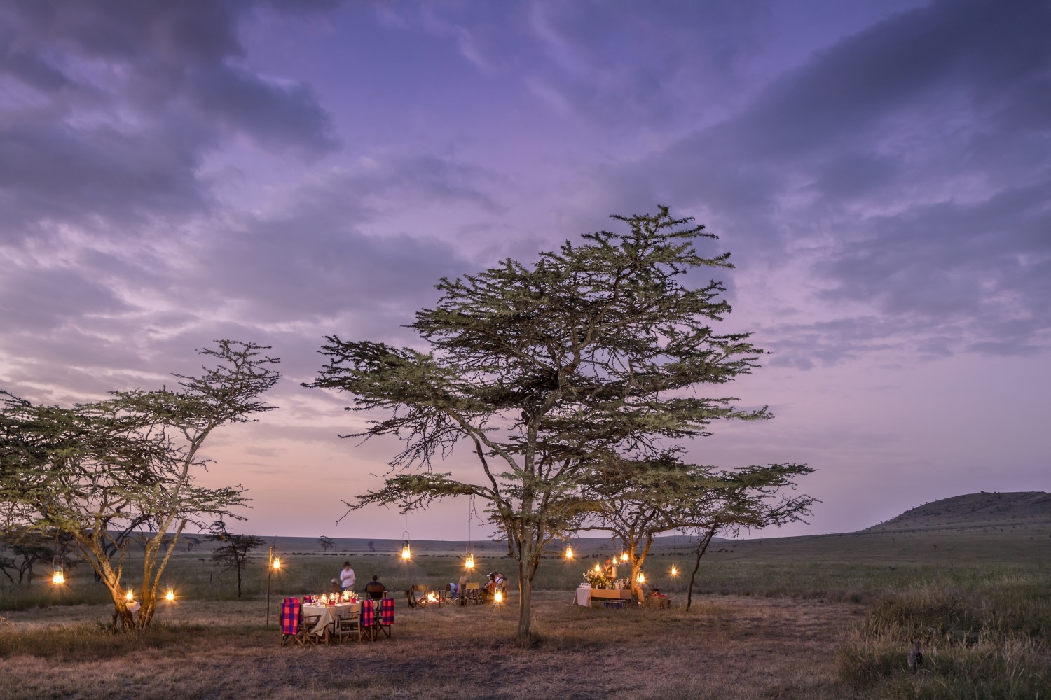 Abendessen in der Wildnis nahe der Sirikoi Lodge