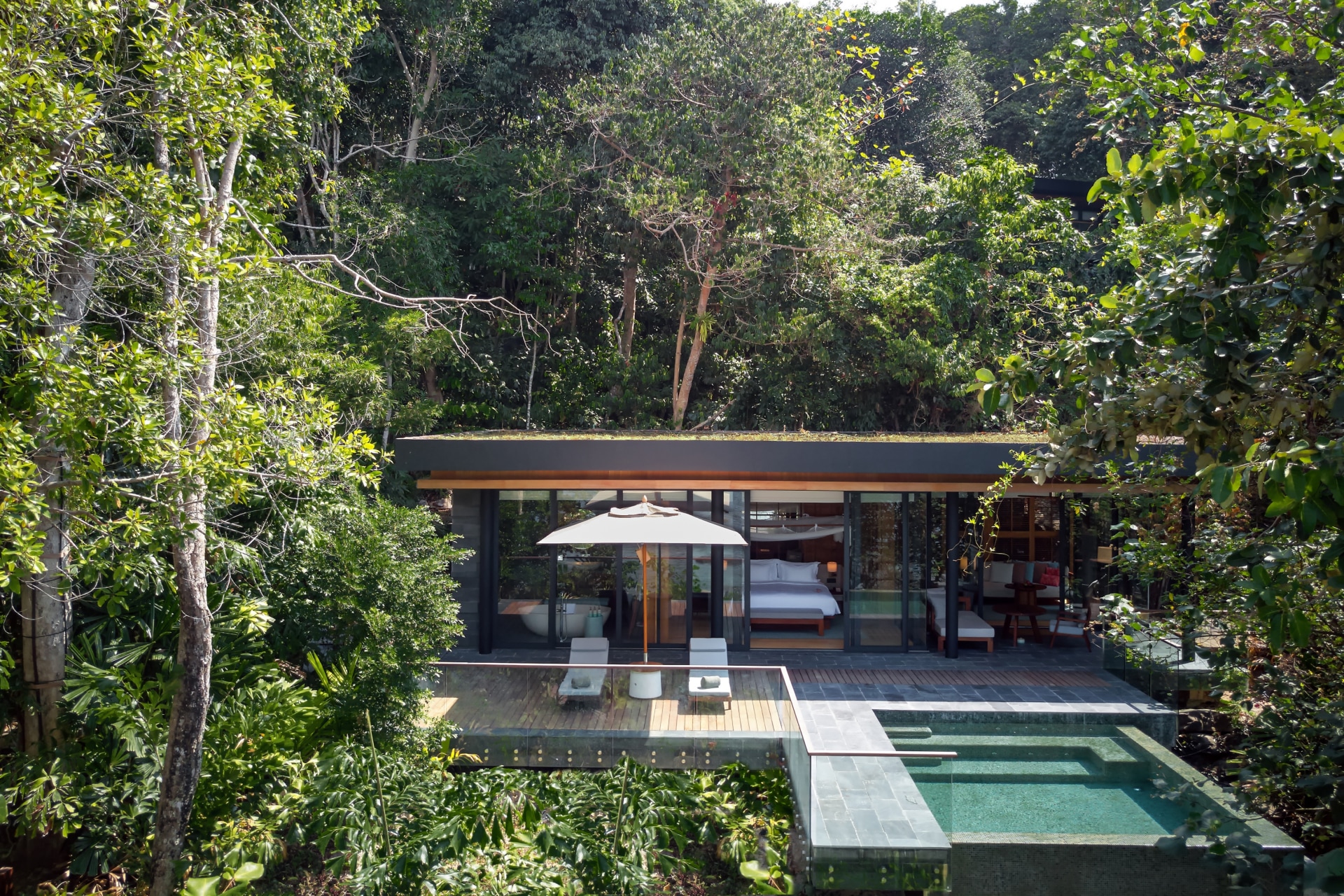 Luftaufnahme der Oceanfront Pool Villa