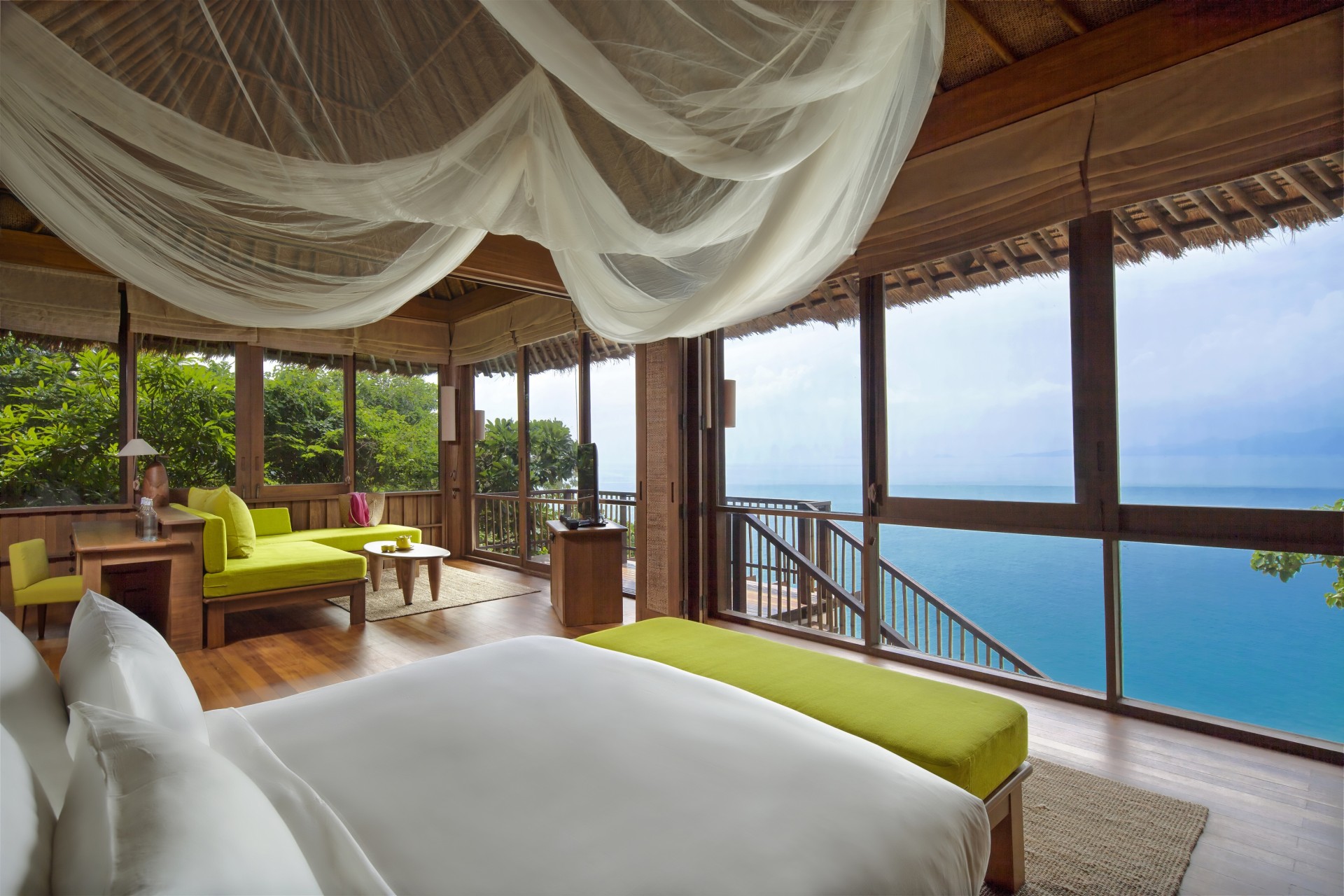 Schlafzimmer und Aussicht der Ocean Front Pool Suite