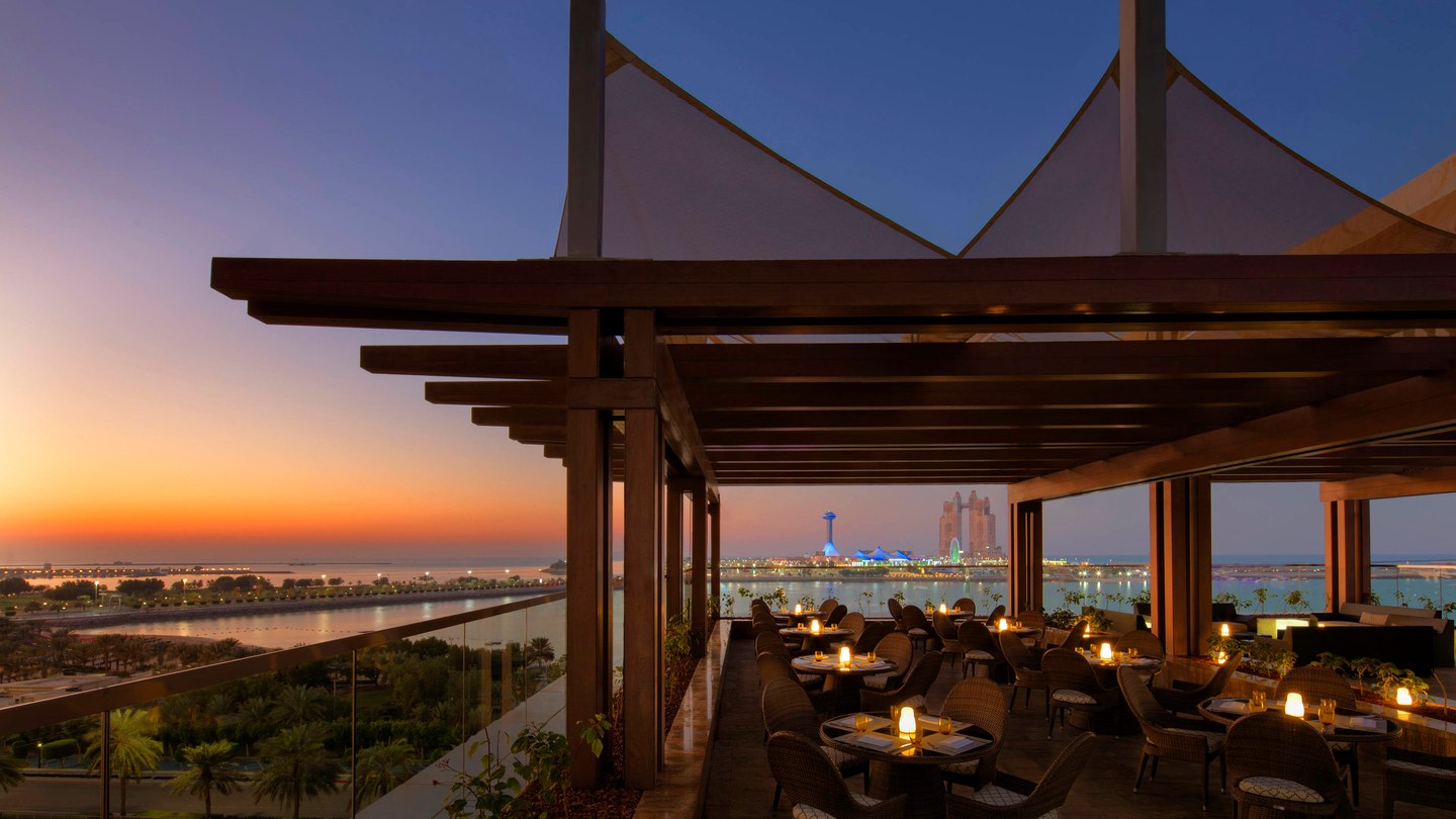 Restaurant-Terrasse bei Sonnenuntergang