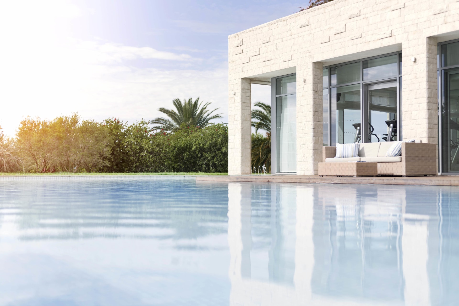 Außenfassade des Spabereichs mit Pool des Sun Gardens Dubrovnik