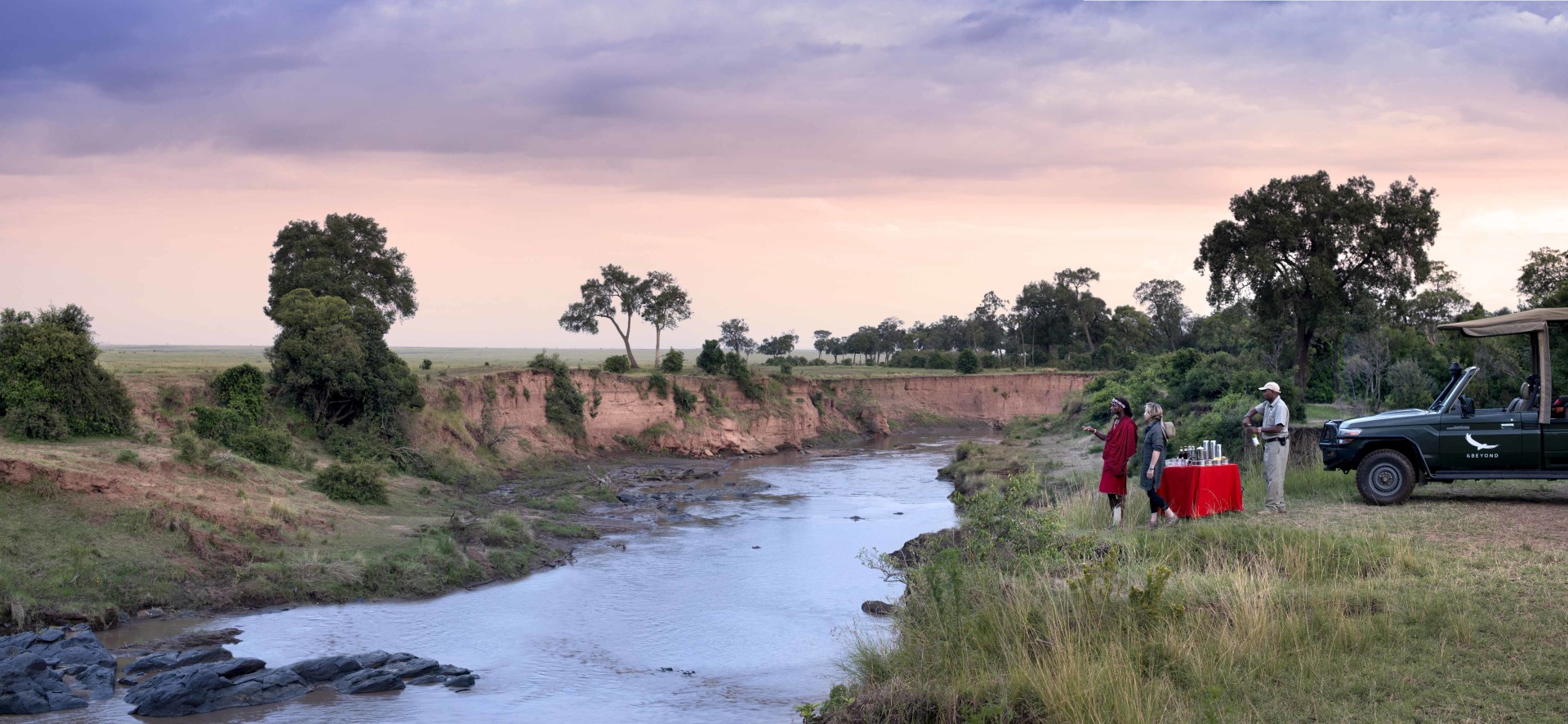 Sundowner am Fluss nahe des andBeyond Kichwa Tembo