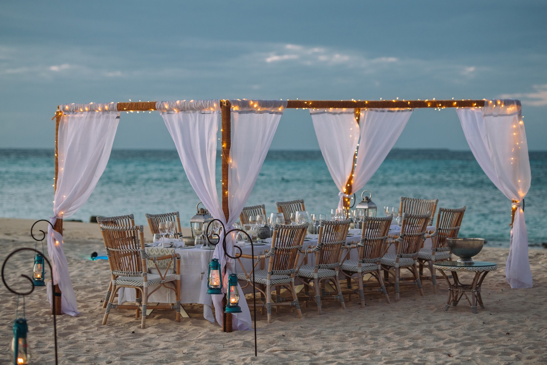 Abendessen am Strand von Thanda Island