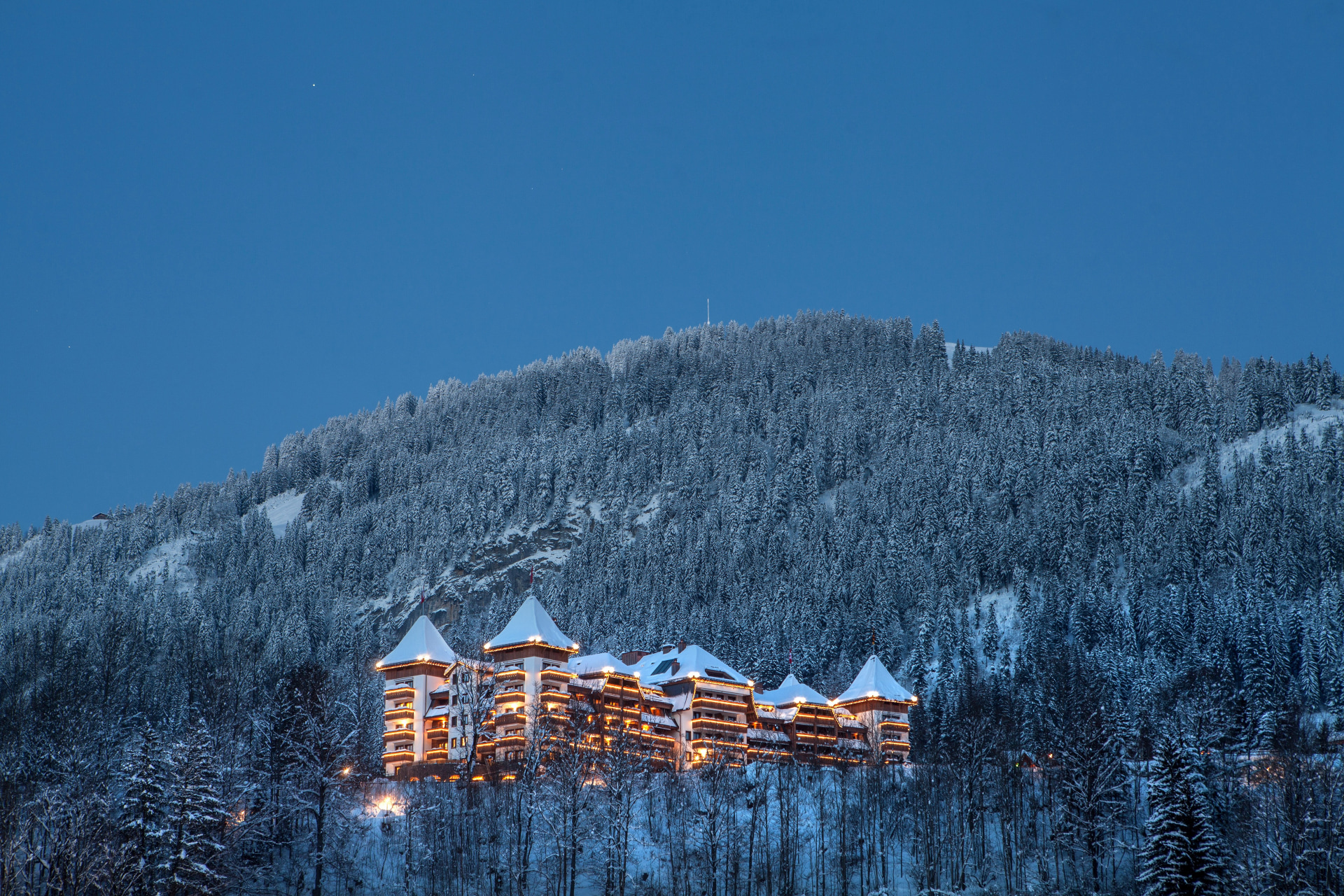 Winter Aussenansicht des Alpina Gstaad