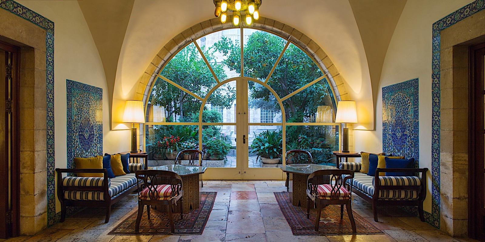 Lobby mit Blick in den Garten