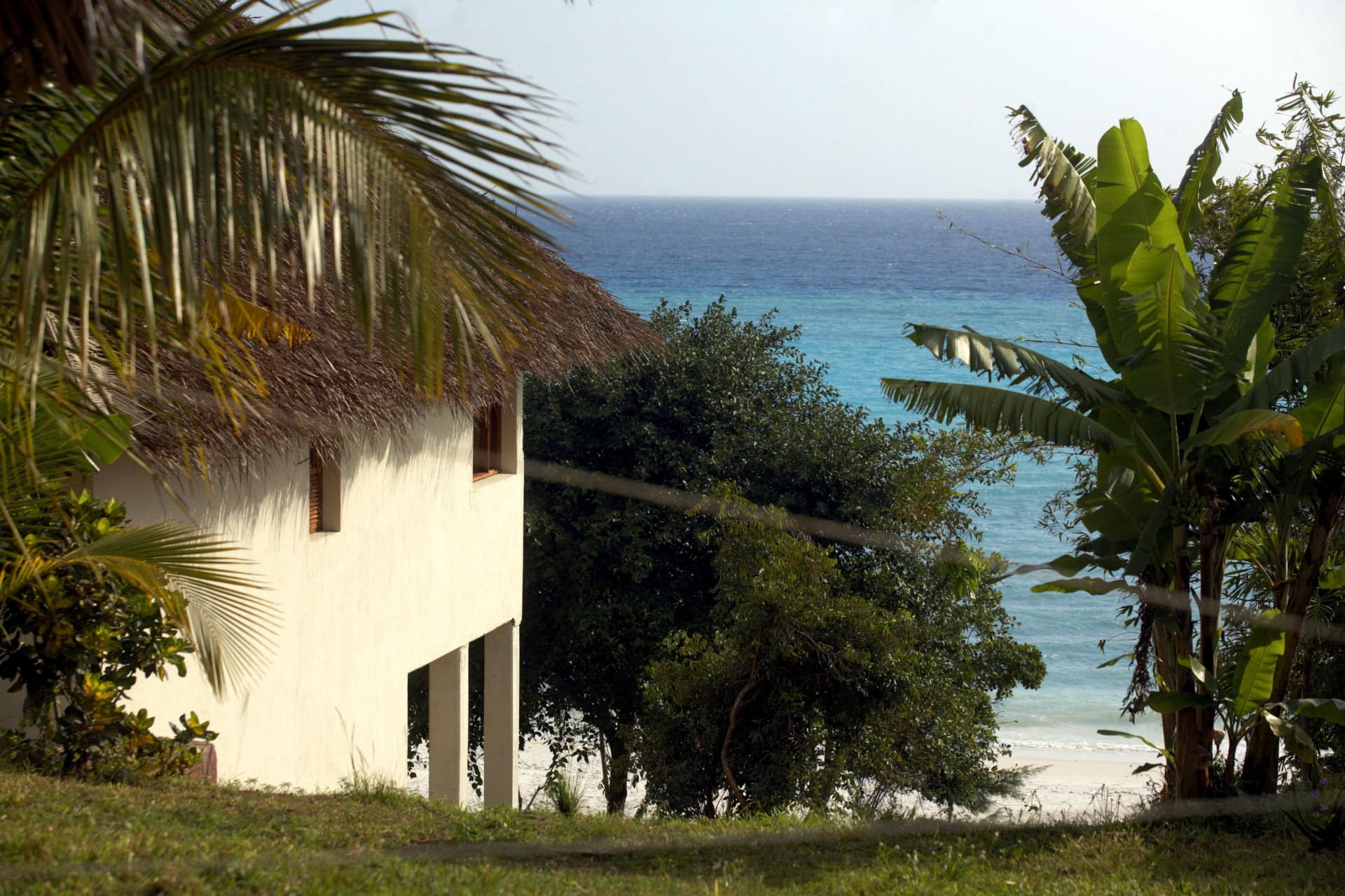 Außenansicht der Seafront Villa mit Blick zum Strand