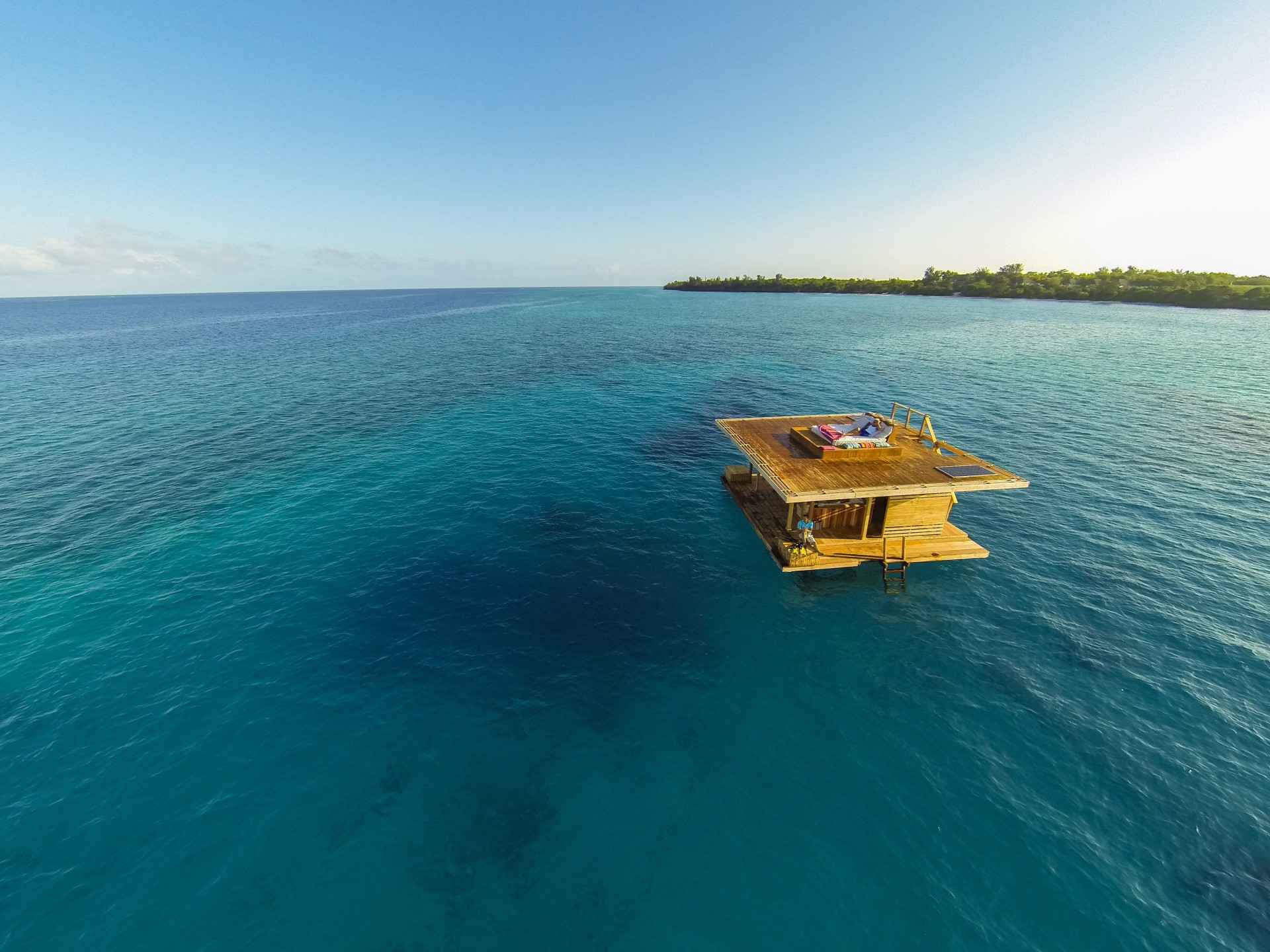 Luftaufnahme eines Wasserbungalows