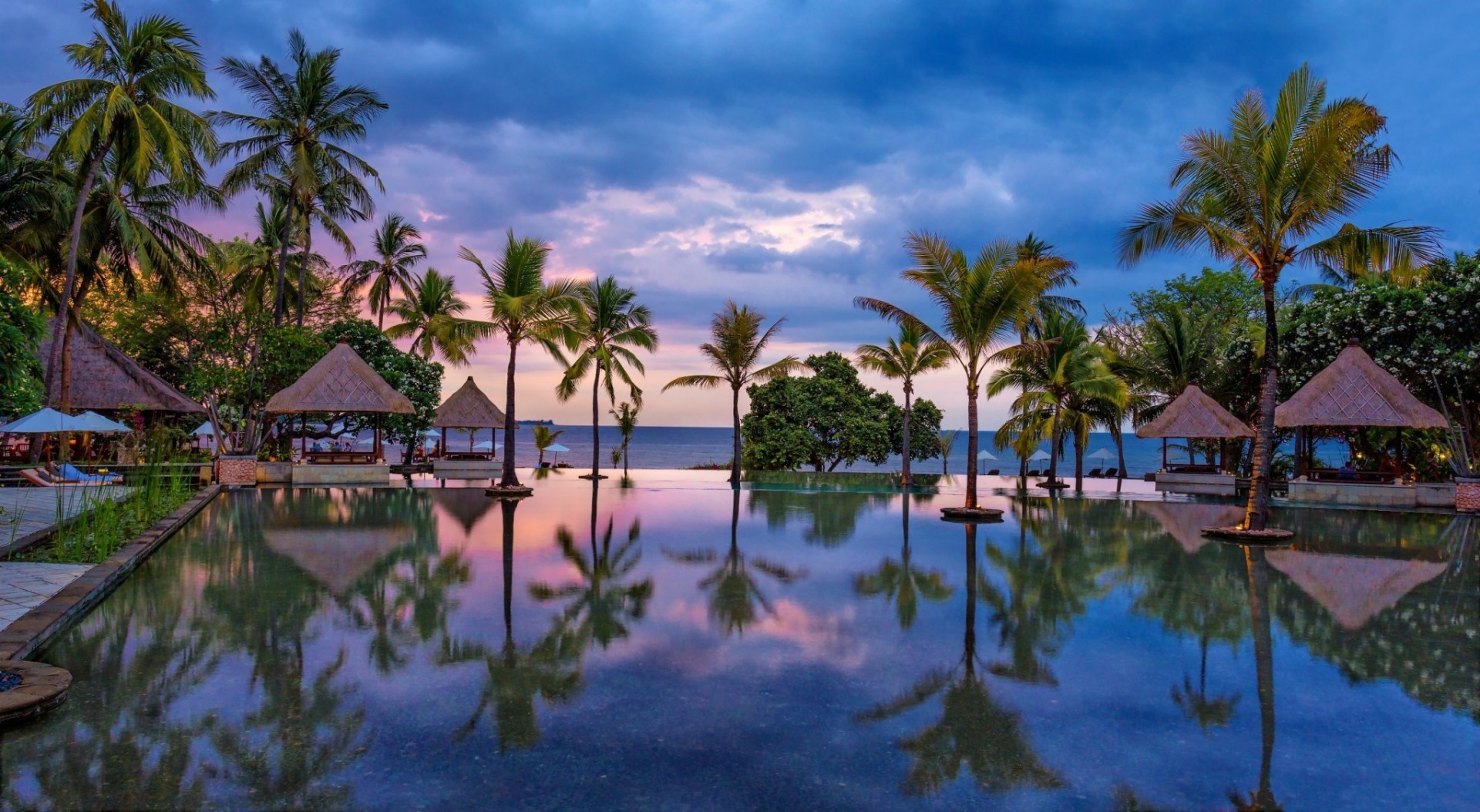 Poolanlage beim Sonnenuntergang