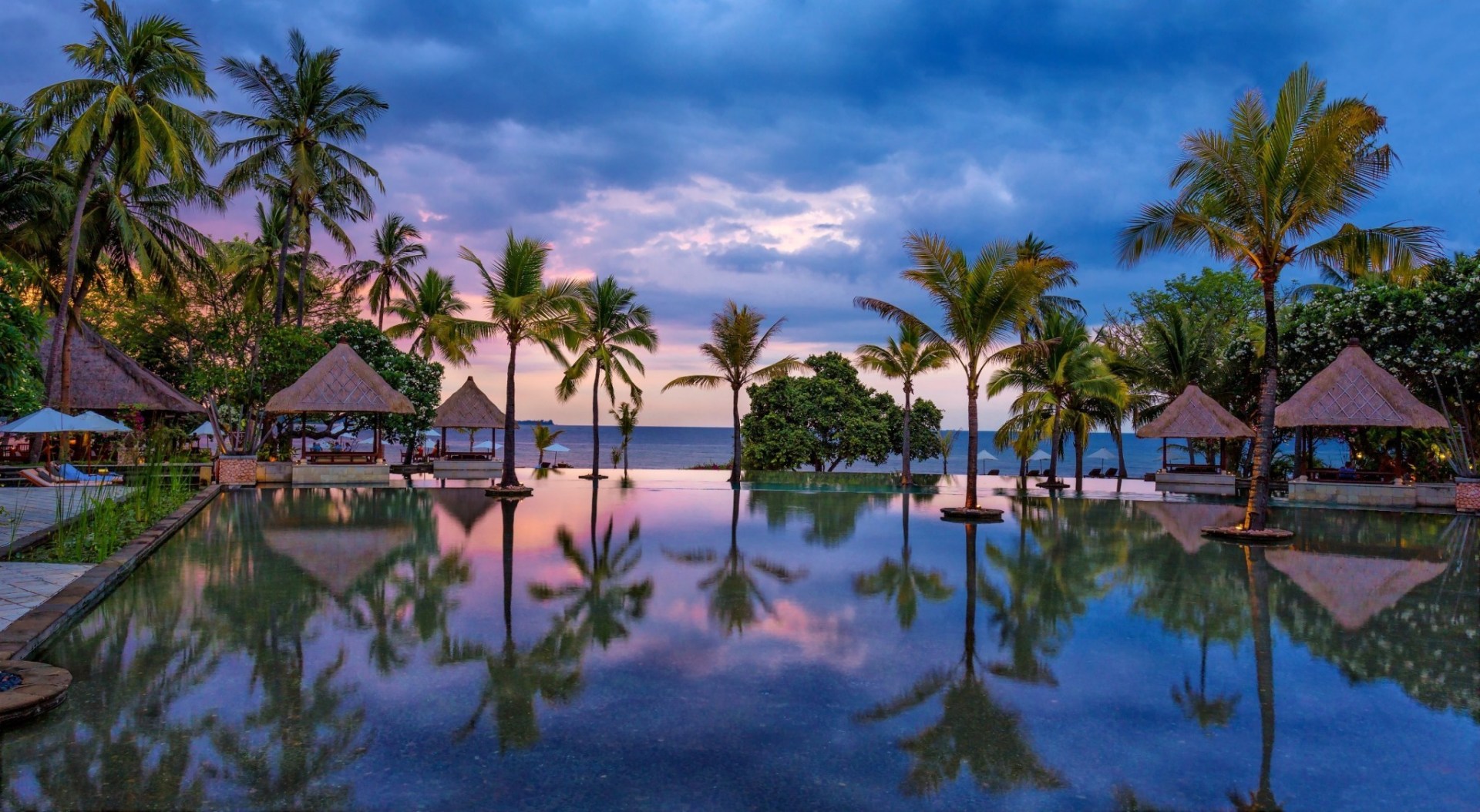 Poolanlage beim Sonnenuntergang