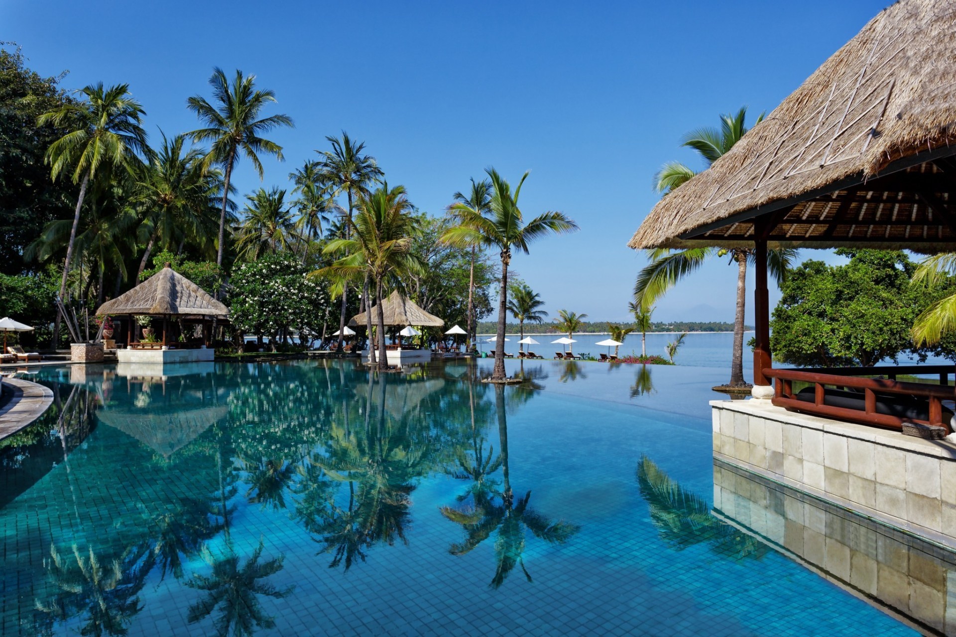 Poolanlage des The Oberoi Lombok