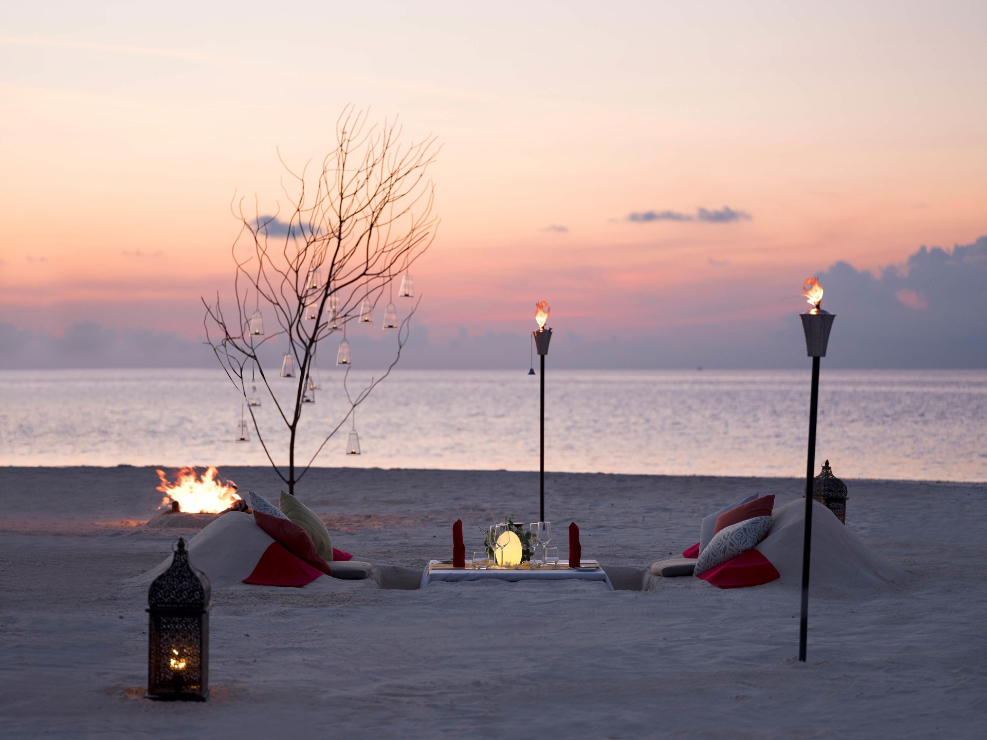 Romantisches Abendessen am Strand