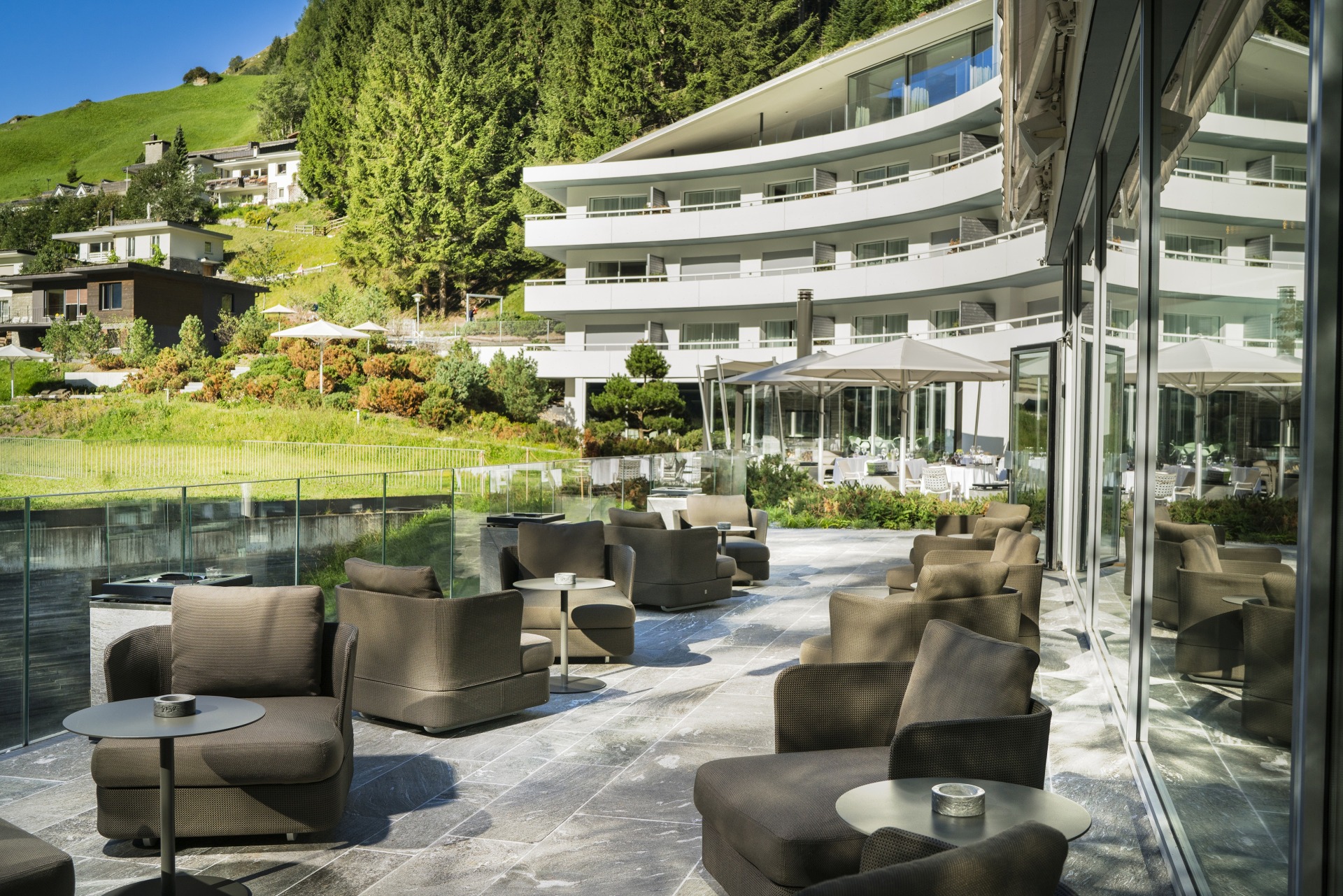 Aussenlounge des 7132 Vals Hotel