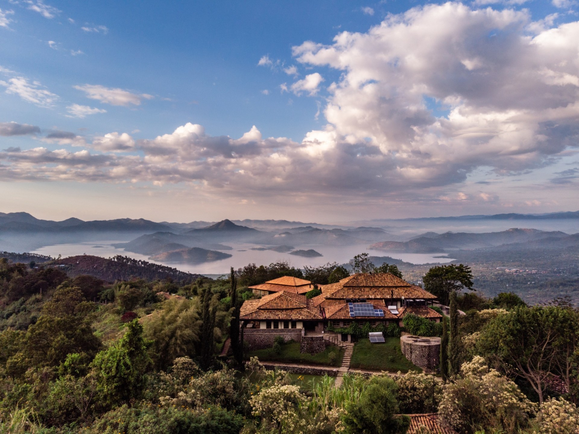 Aussenansicht der Virunga Lodge