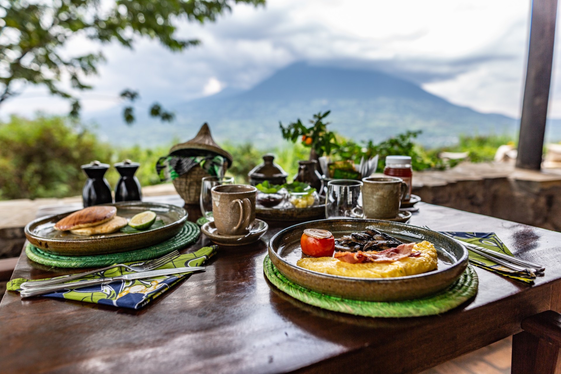 Fruehstueck mit Blick ins Grüne in der Virunga Lodge