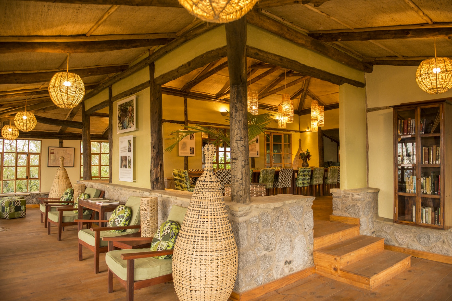 Wohn- und Essbereich der Virunga Lodge