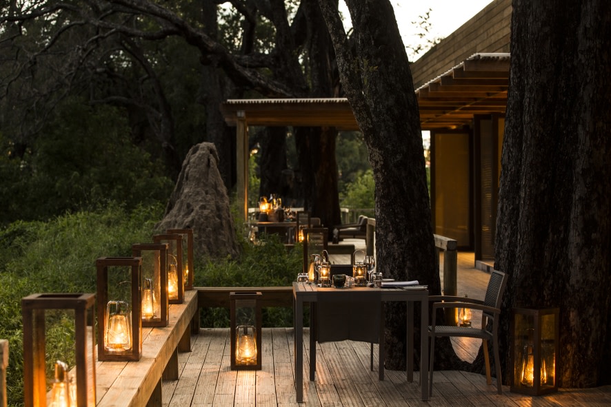 Terrasse des Restaurants im Vumbura Plains Camp