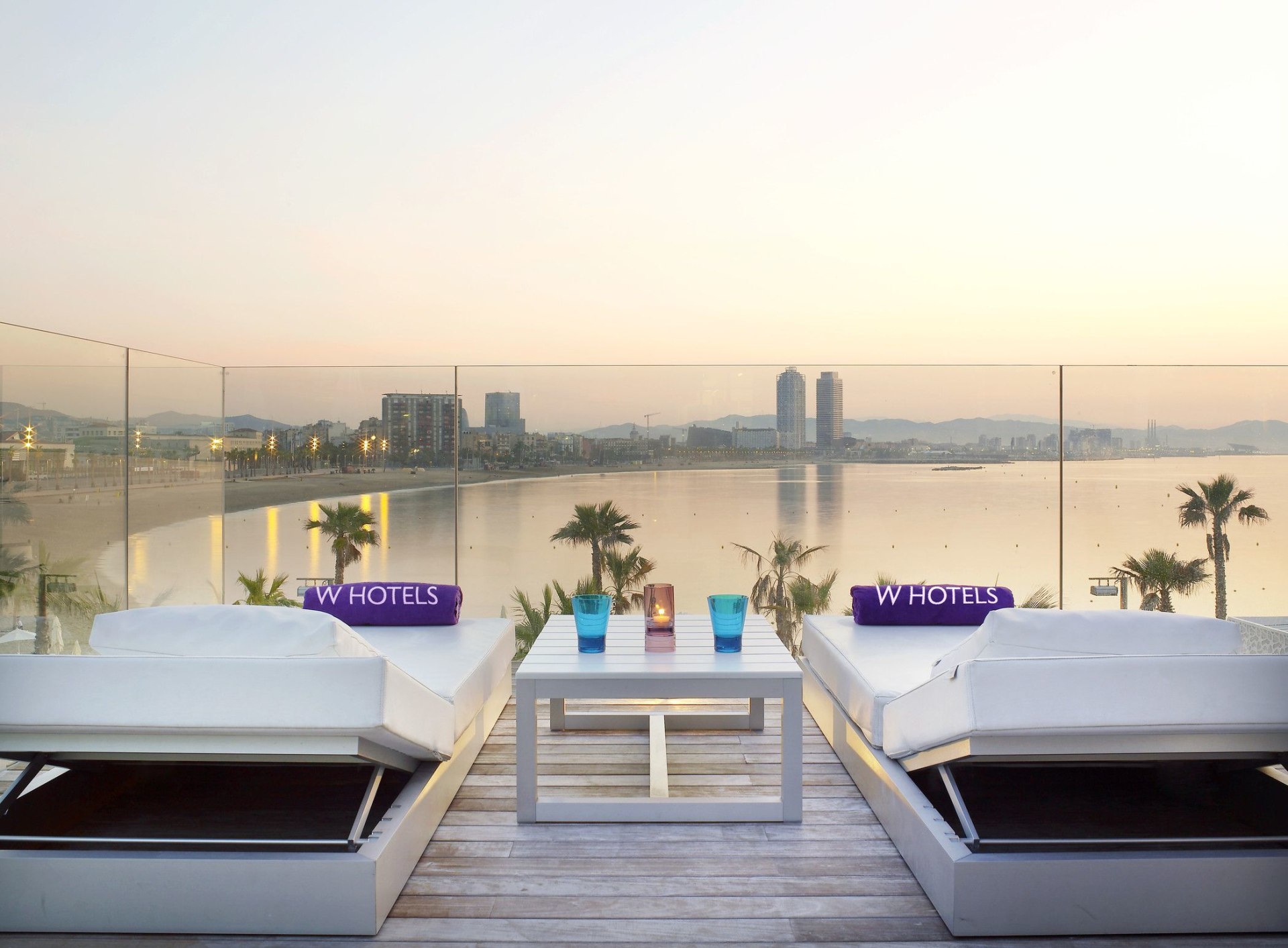 Terrasse mit privater Cabana mit Blick aufs Meer