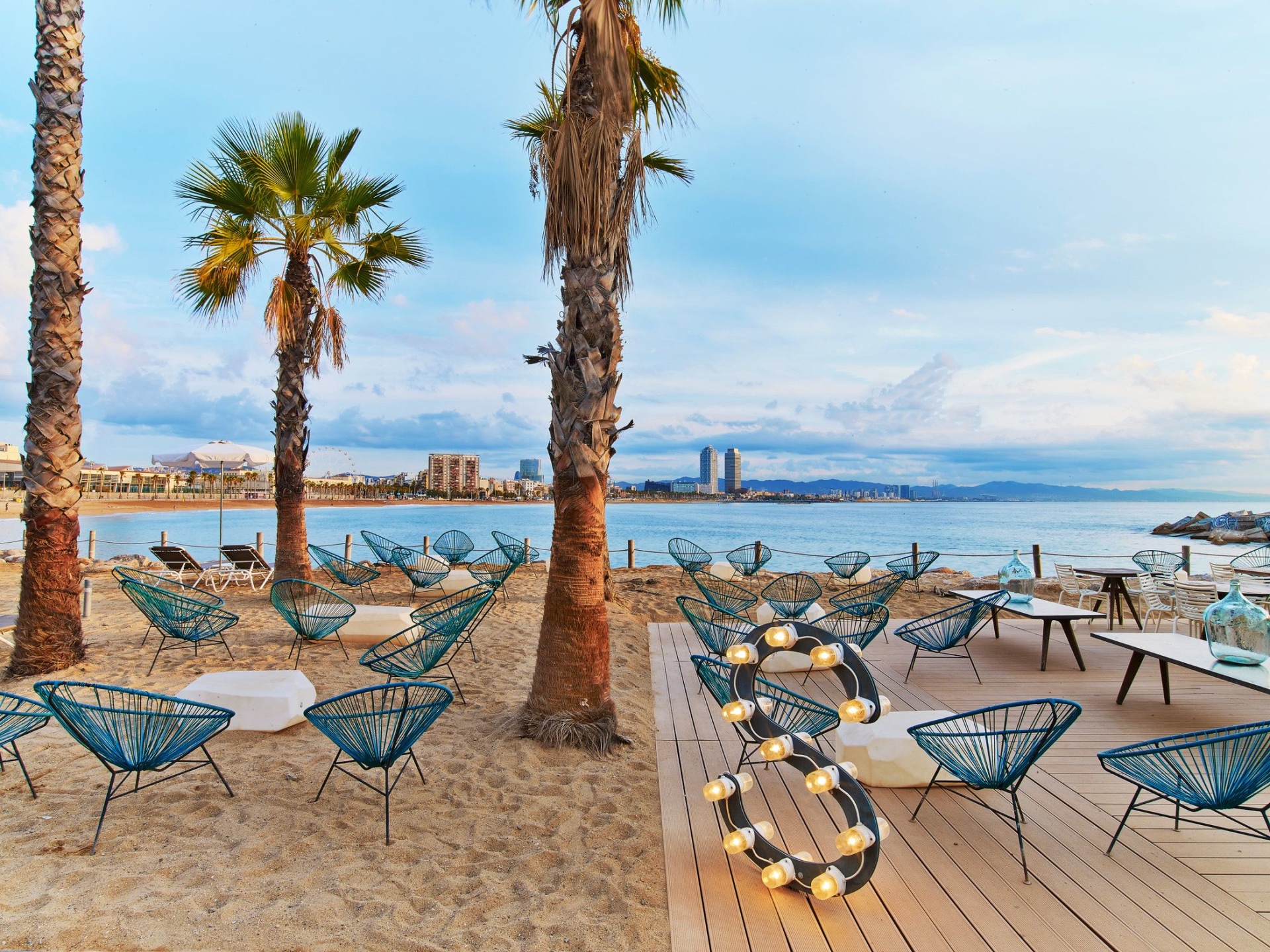 Hotelzugehörige Salt Beach Bar vor dem W Barcelona Hotel am Strand