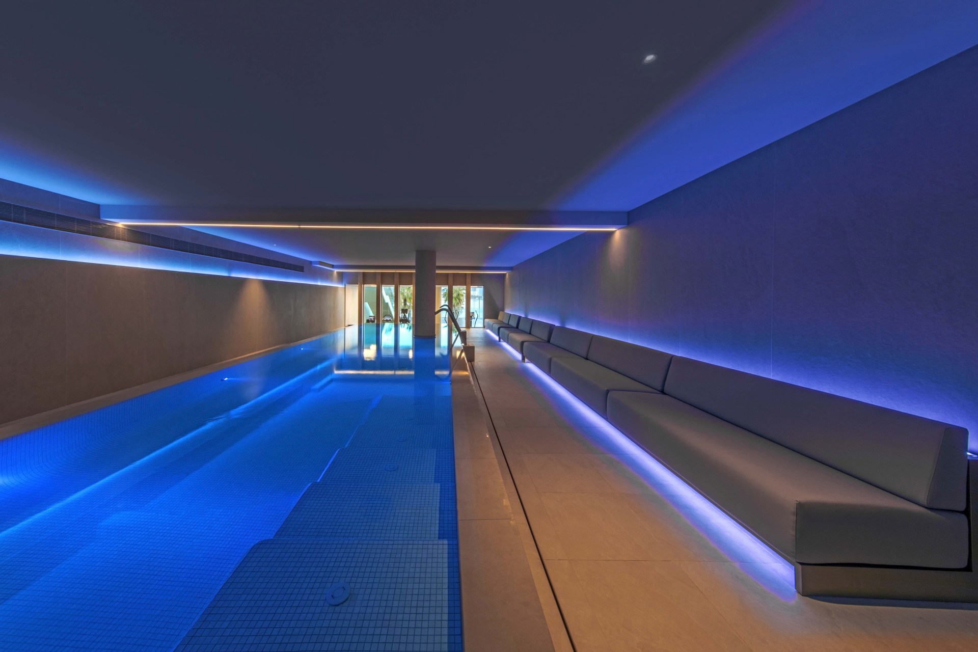 Indoor Swimmingpool im Spabereich des W Barcelonas