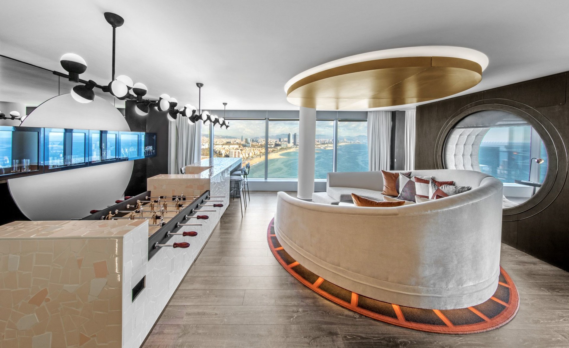 Innenansicht des Wohnbereiches der WOW Suite im W Barcelona