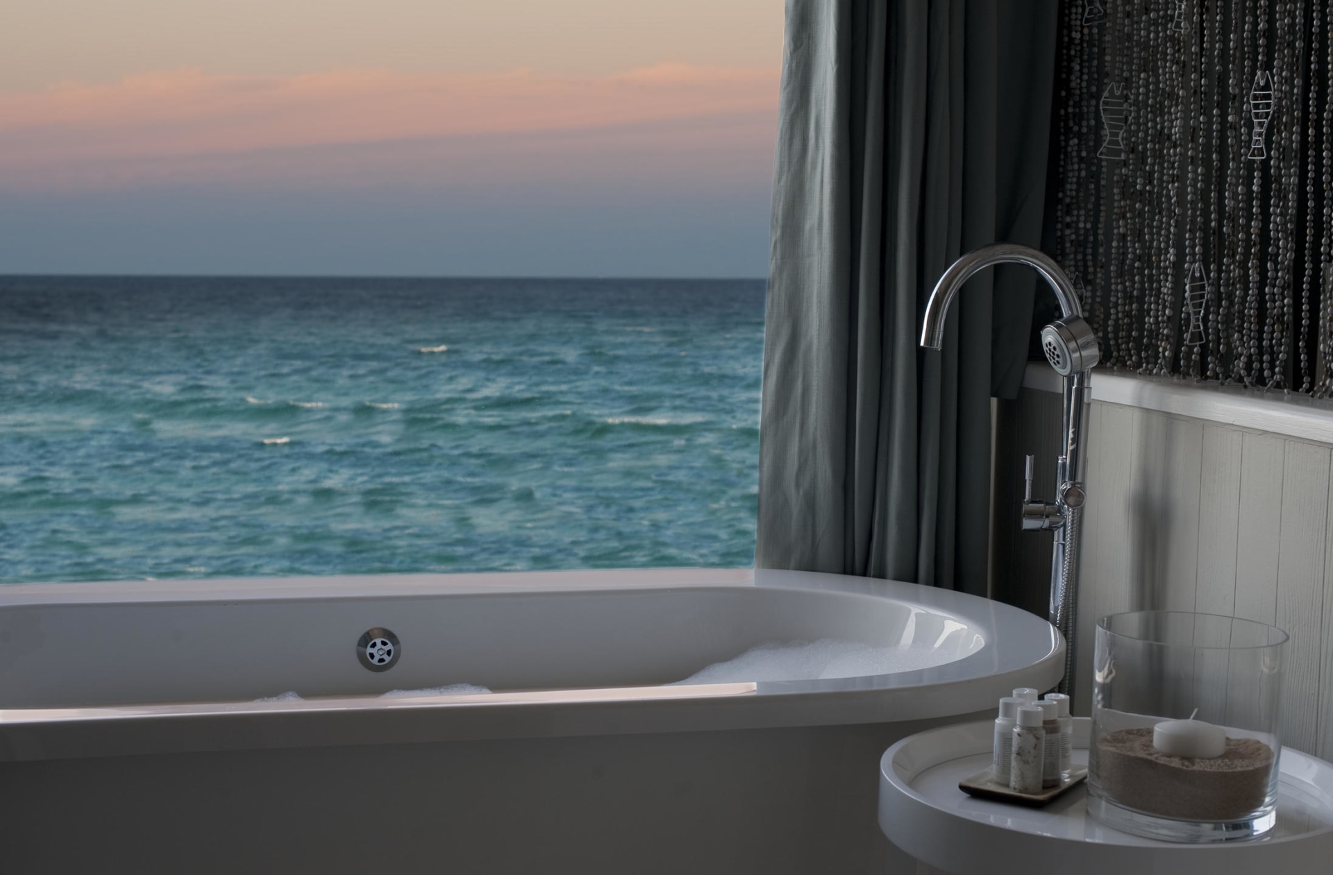 Badewanne einer Suite im White Pearl Resort