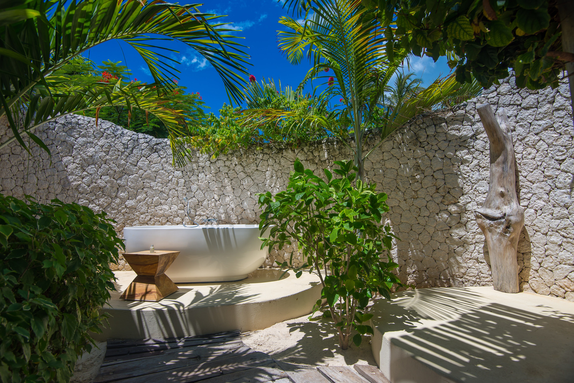 Aussen Badewanne im White Sands Zanzibar