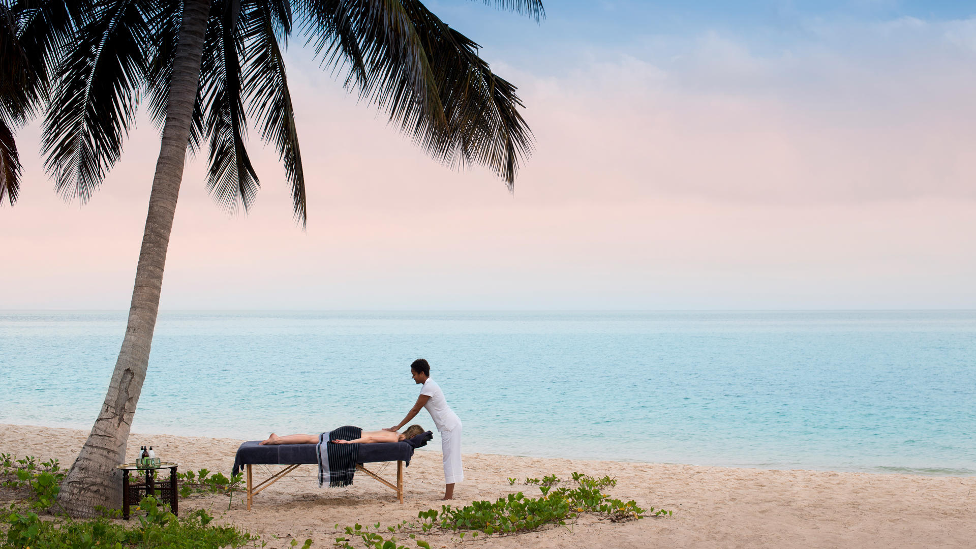 Massage am Strand des andBeyond Benguerra Island