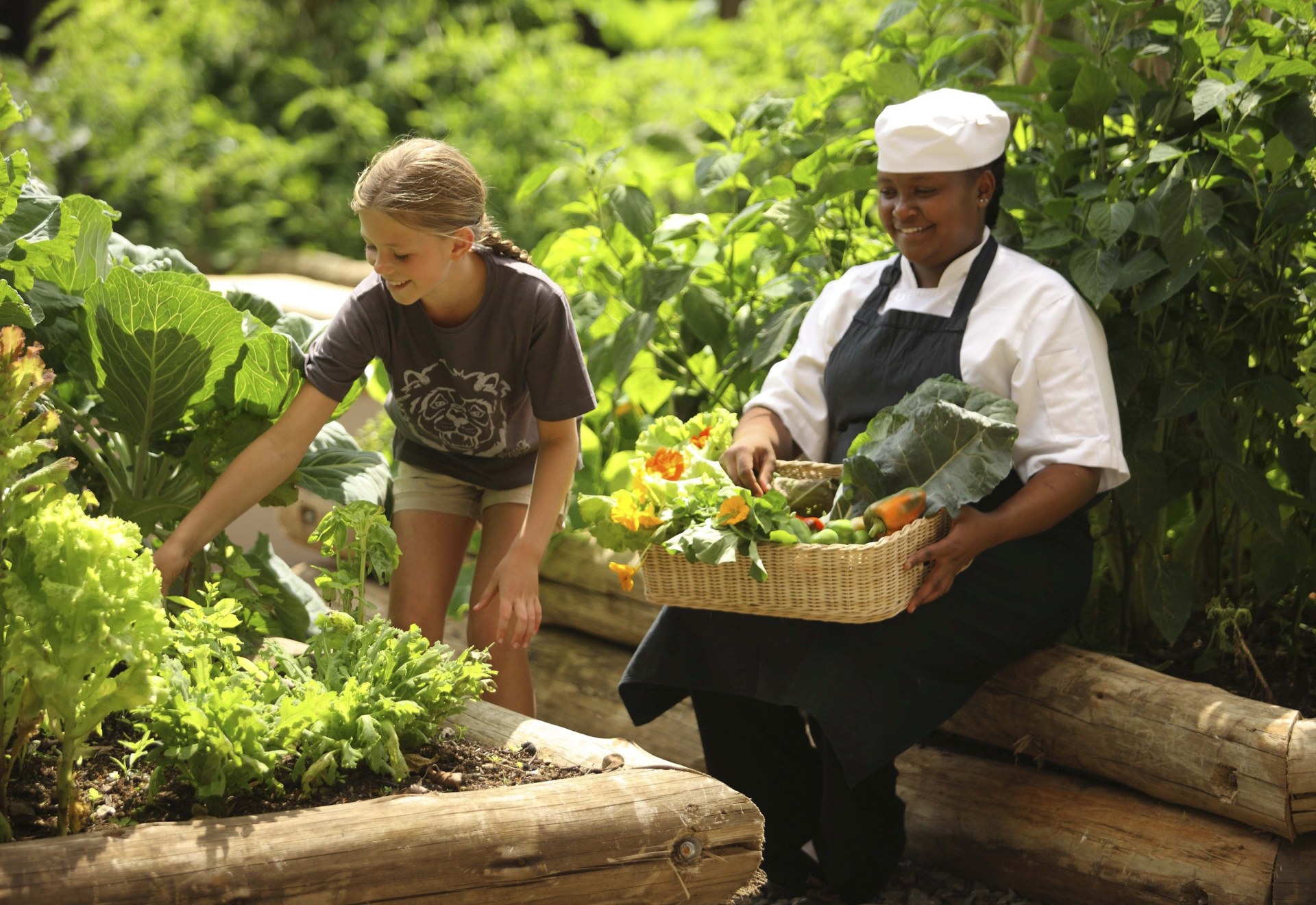 Kinder helfen im Gemuesegarten des andBeyond Kichwa Tembo