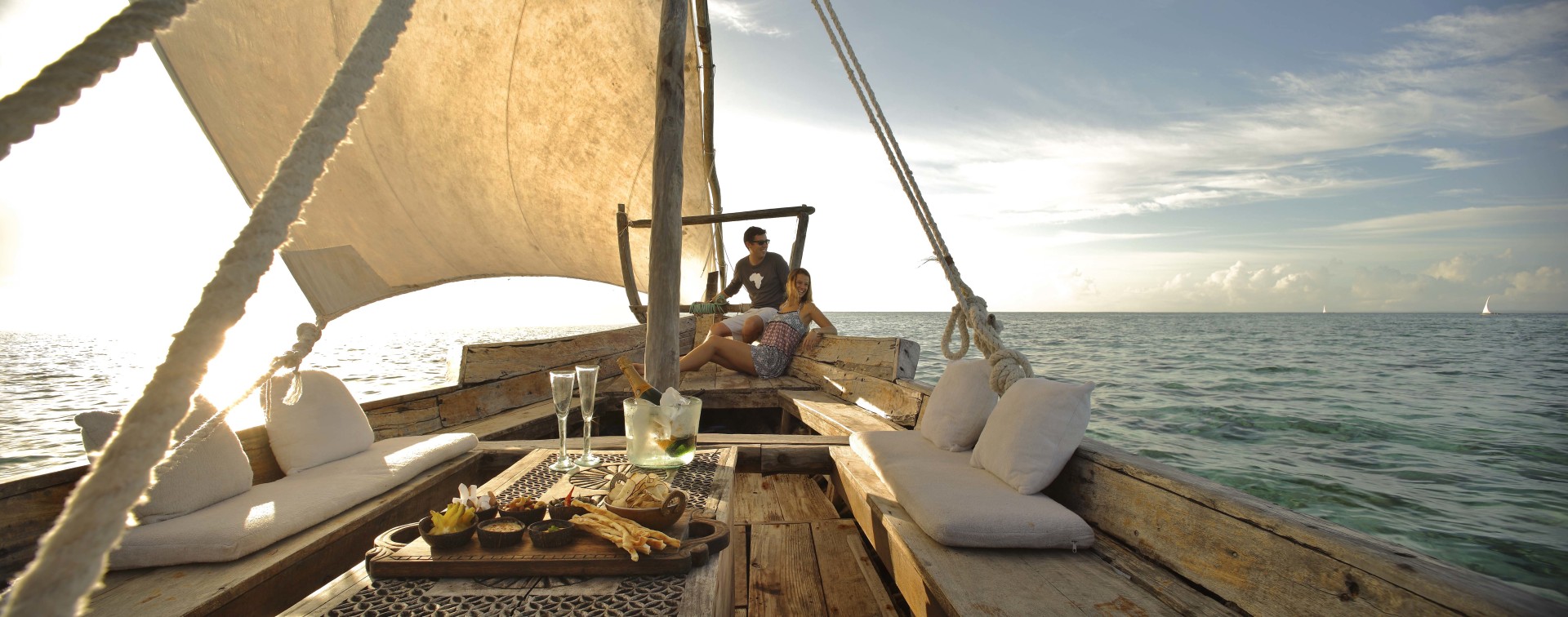 Picknick auf dem Boot nahe Mnemba Island