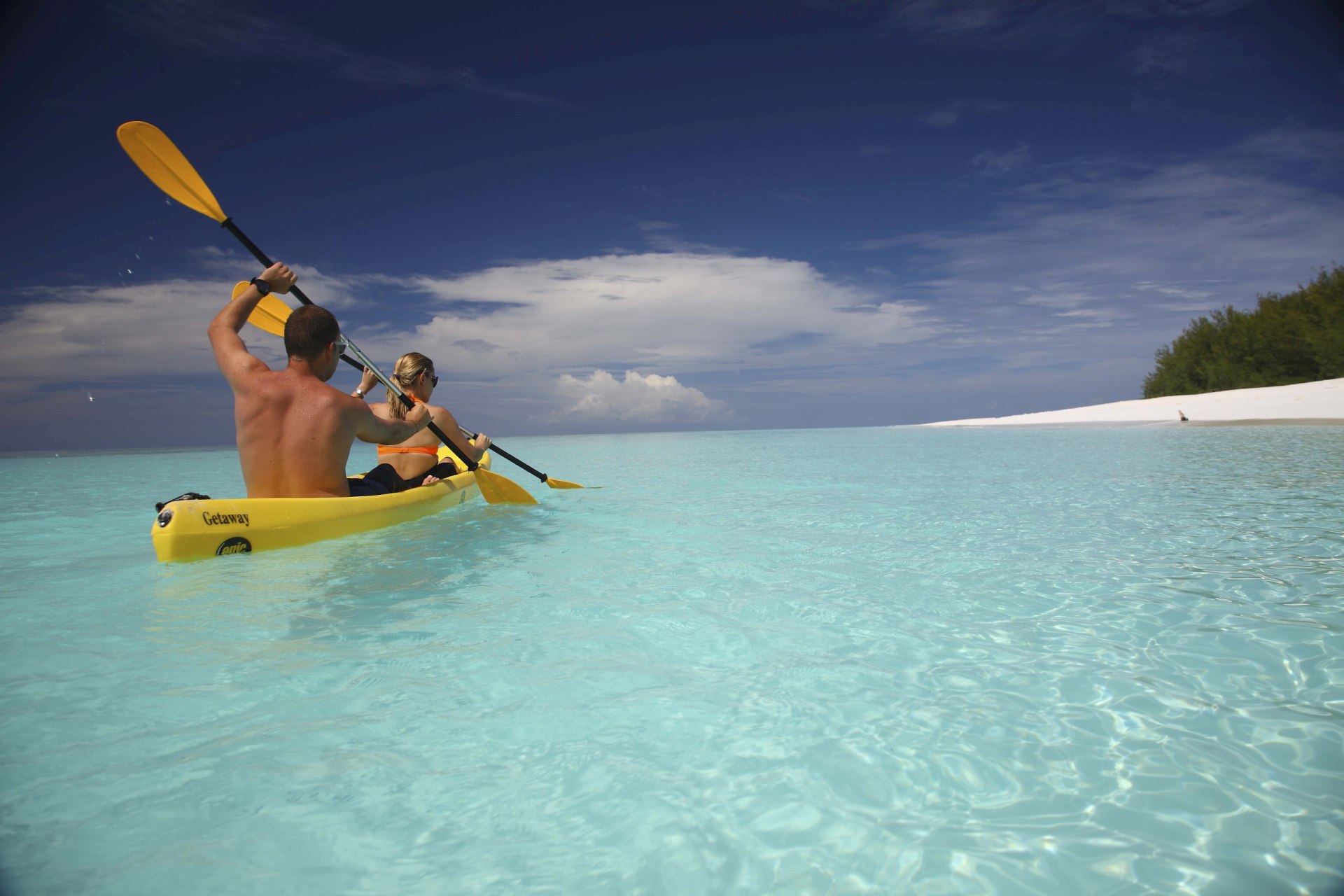 Kajak fahren am Strand von Mnemba Island