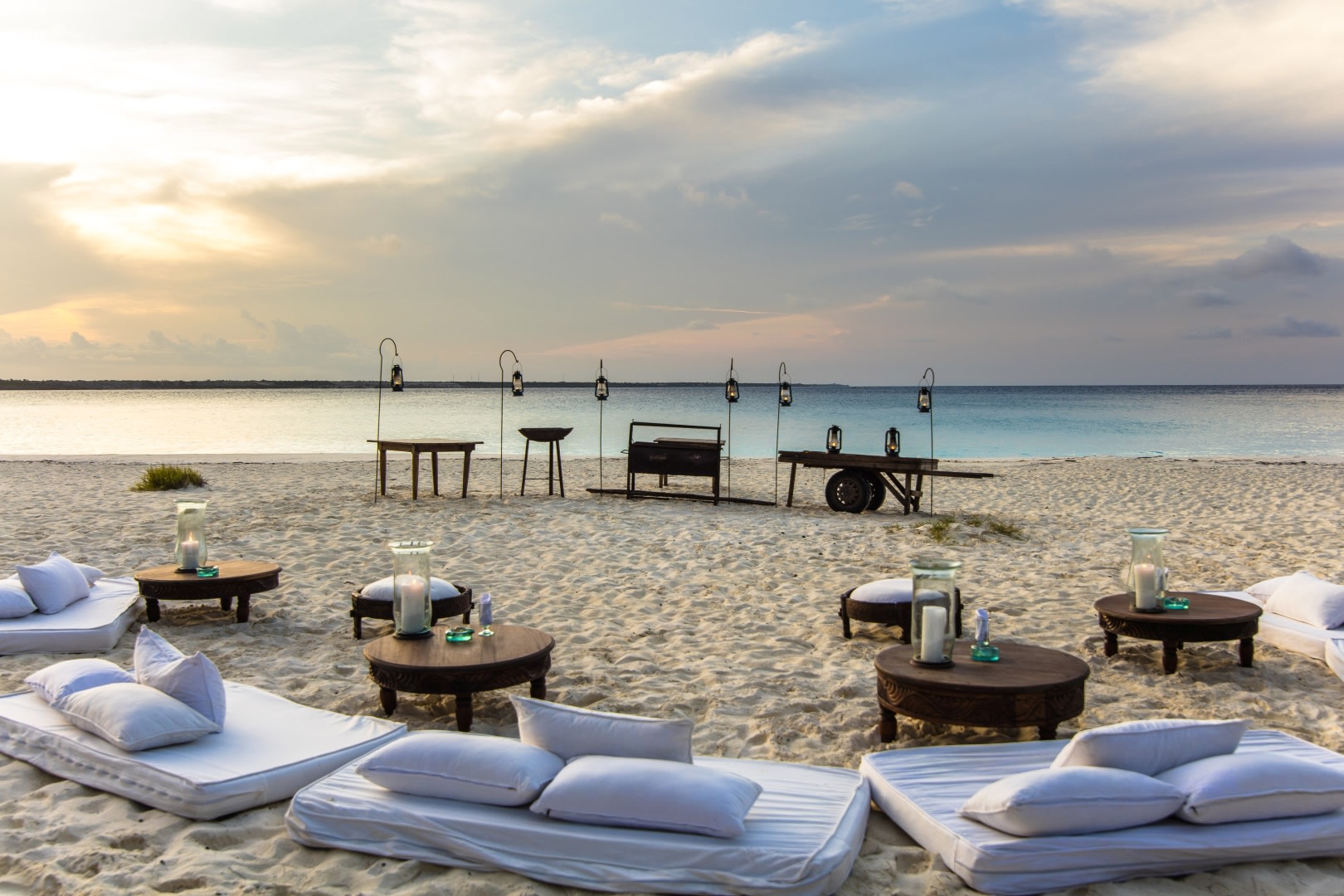 Sundowner am Strand im andBeyond Mnemba Island