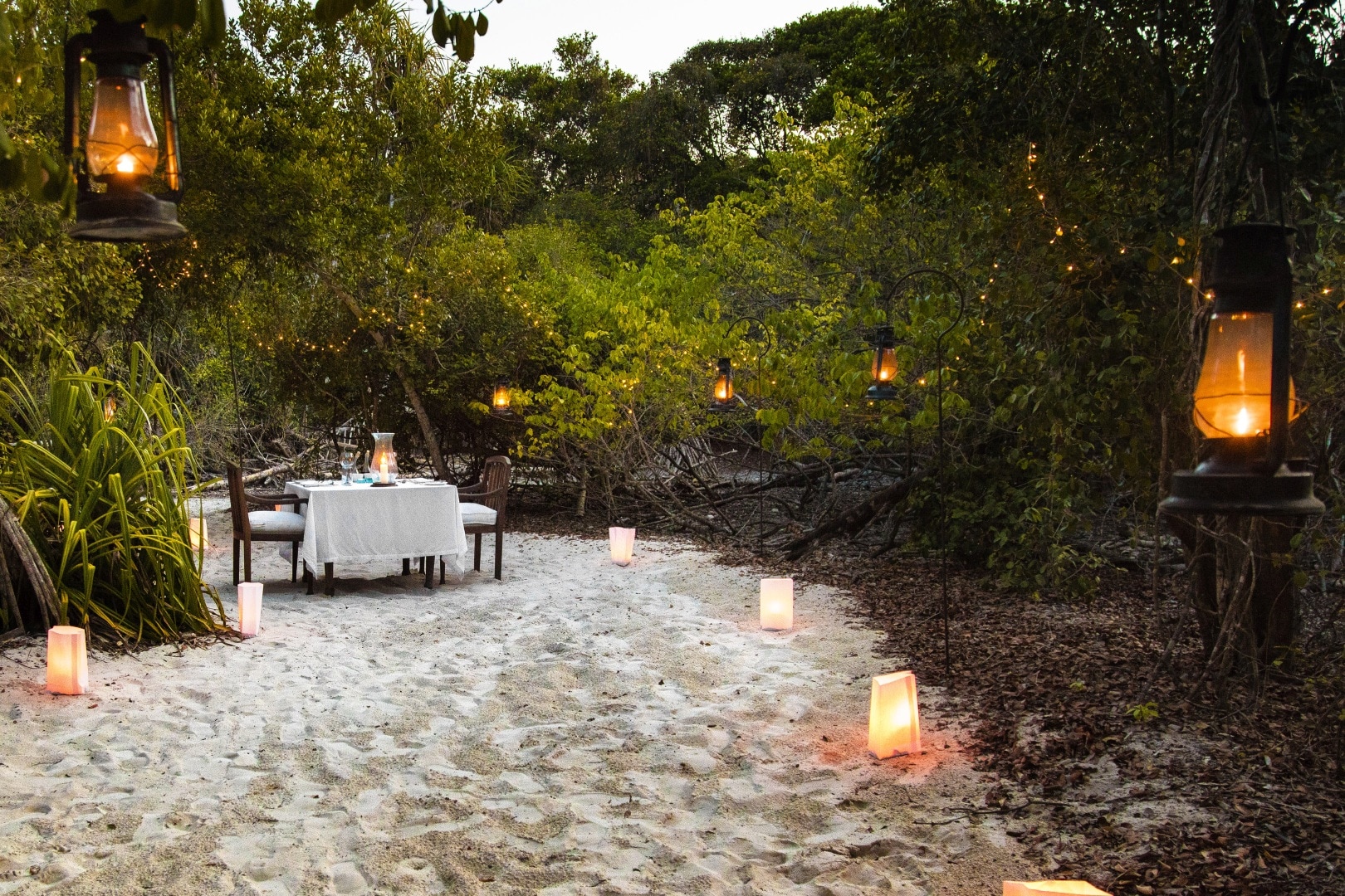 Privates Abendessen am Strand des andBeyond Mnemba Island