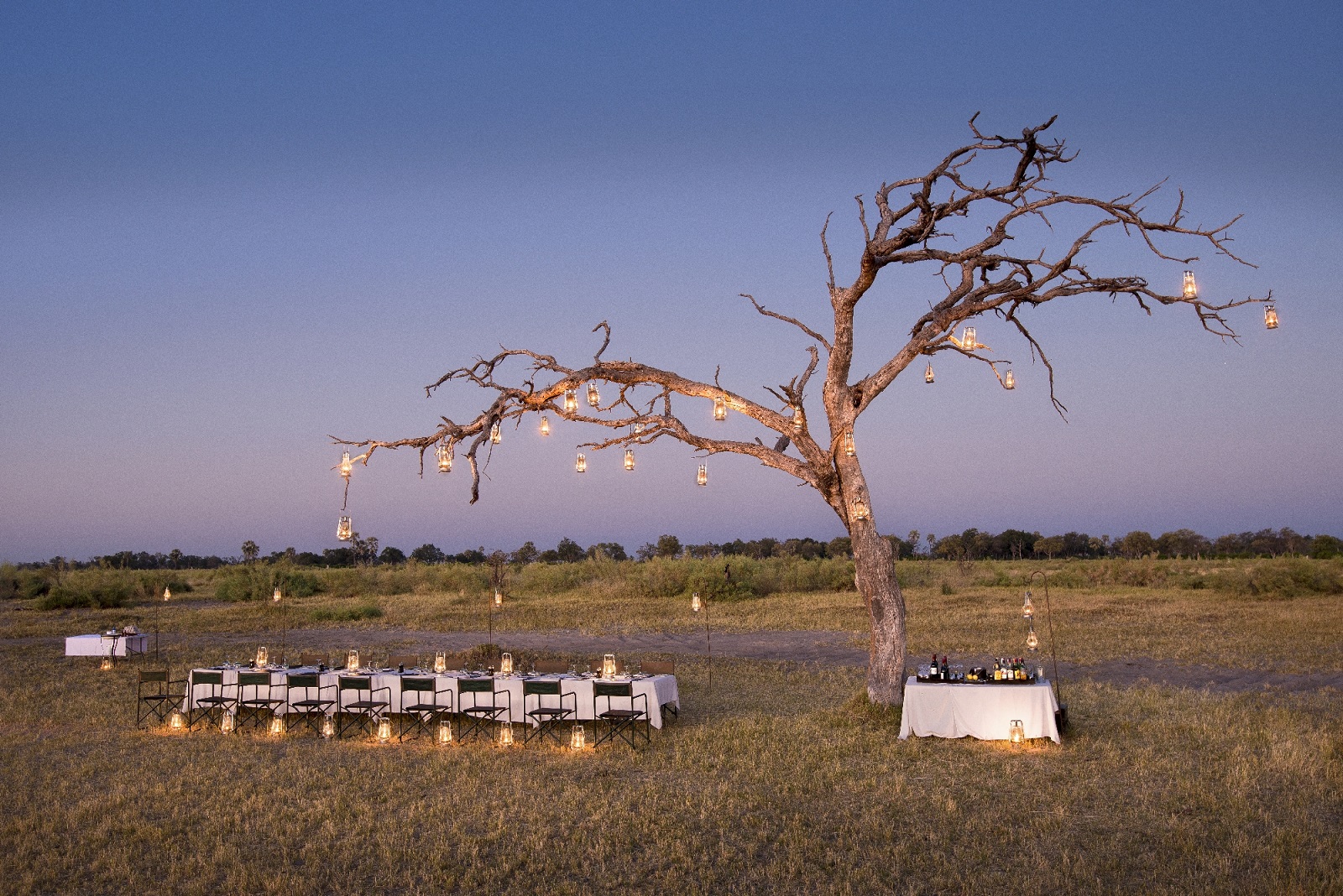 Abendessen in der Wildnis nahe des andBeyond Nxabega Okavango Tented Camp