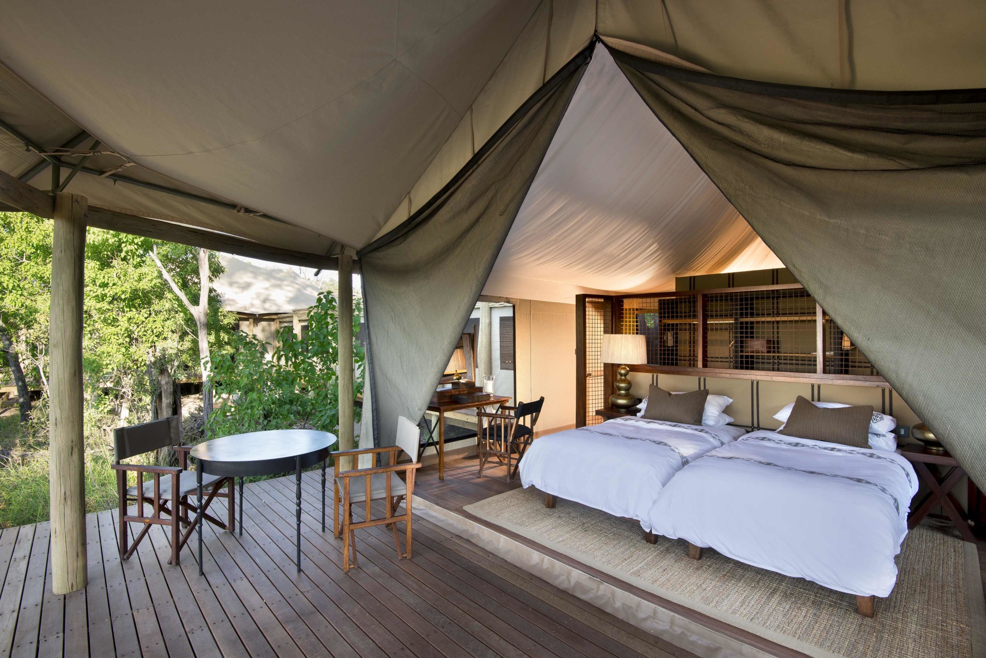 Suite mit zwei Betten im andBeyond Nxabega Okavango Tented Camp