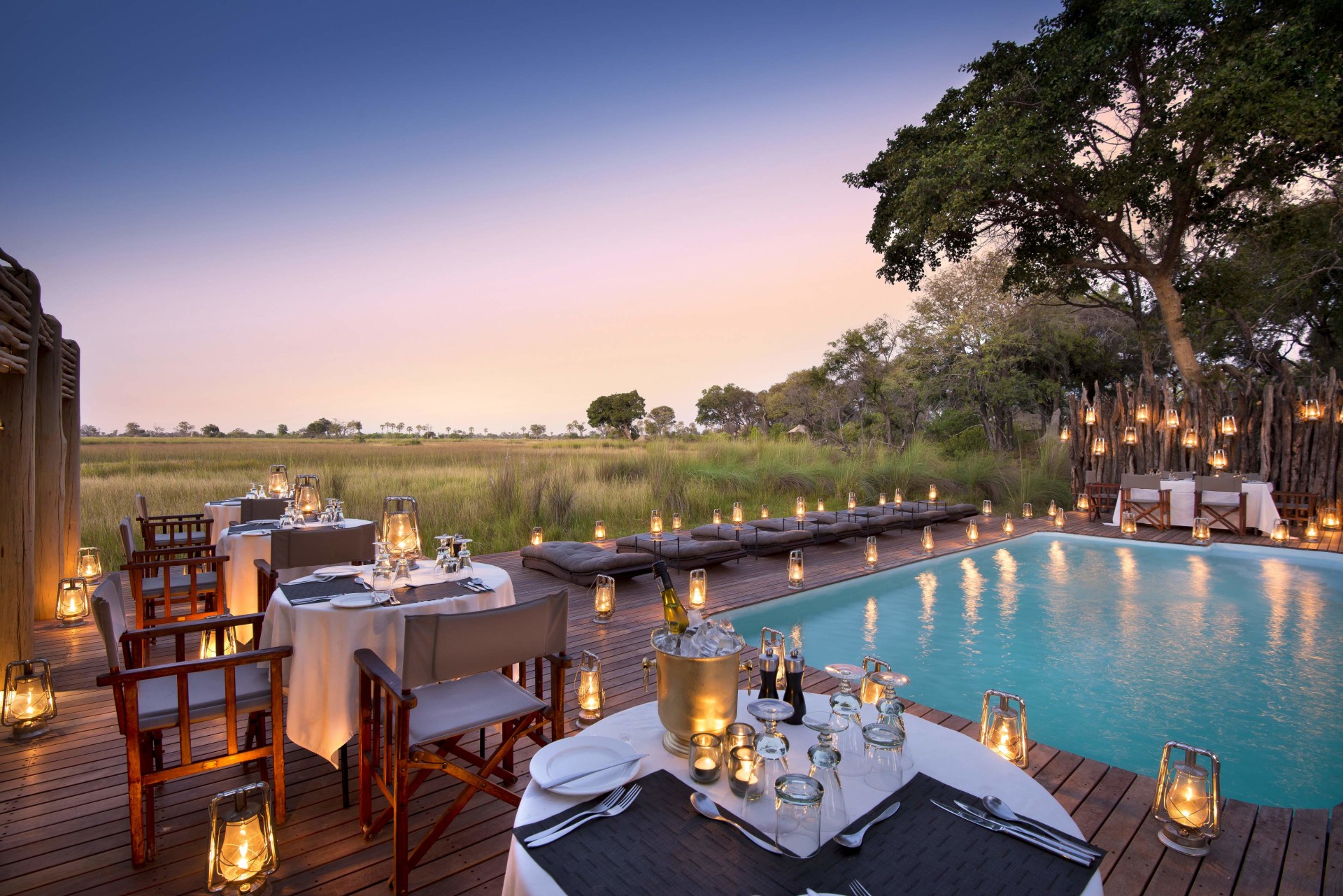 Abendessen am Pool im andBeyond Nxabega Okavango Tented Camp