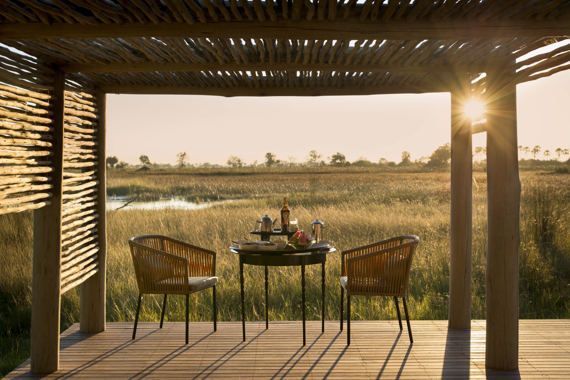 Kaffee bei Sonnenaufgang im andBeyond Nxabega Okavango Tented Camp