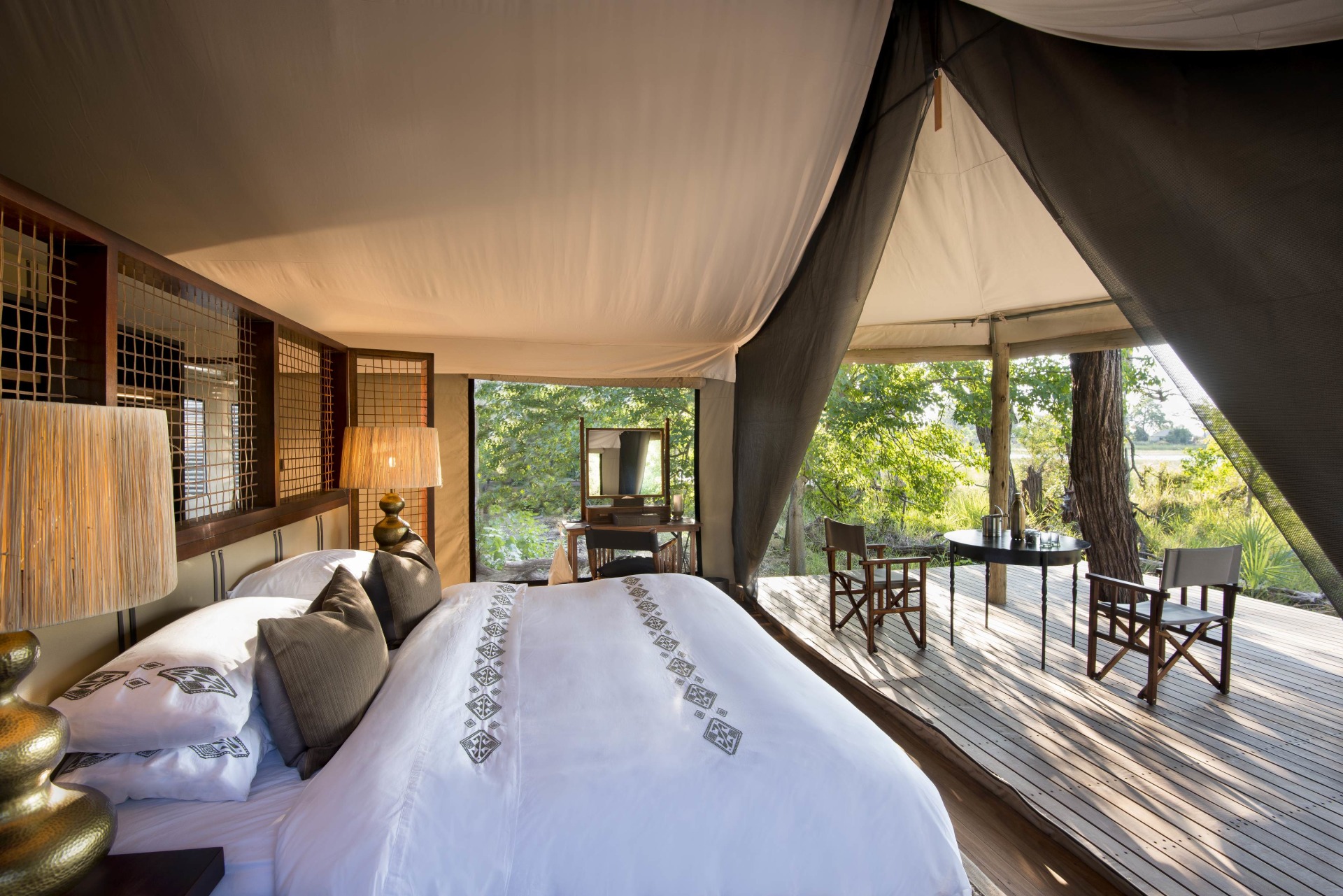 Innenansicht der Suite im andBeyond Nxabega Okavango Tented Camp