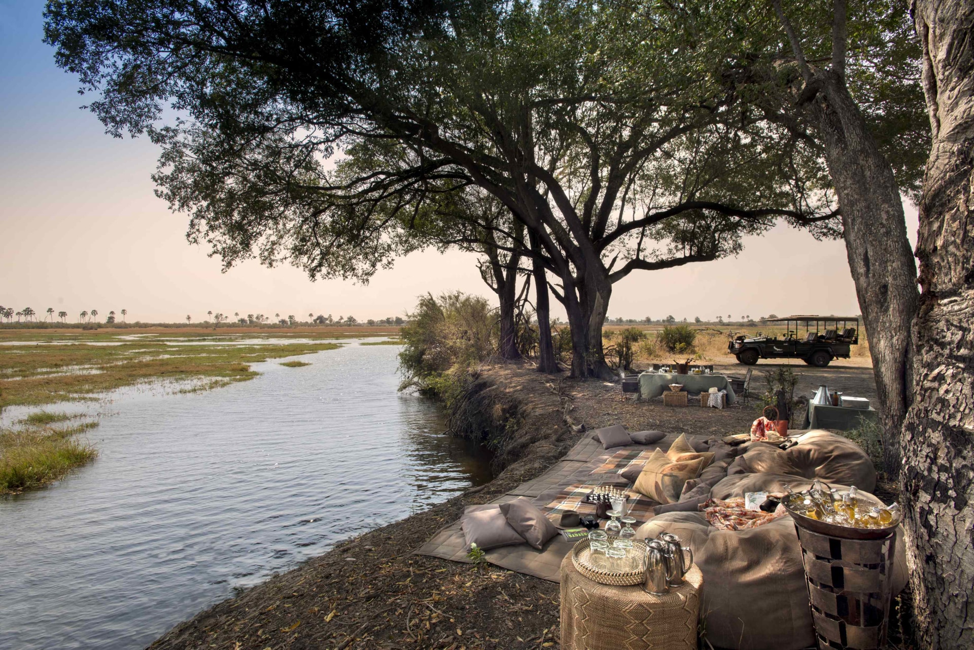 Fruehstueck in der Wildnis nahe der andBeyond Sandibe Okavango Safari Lodge