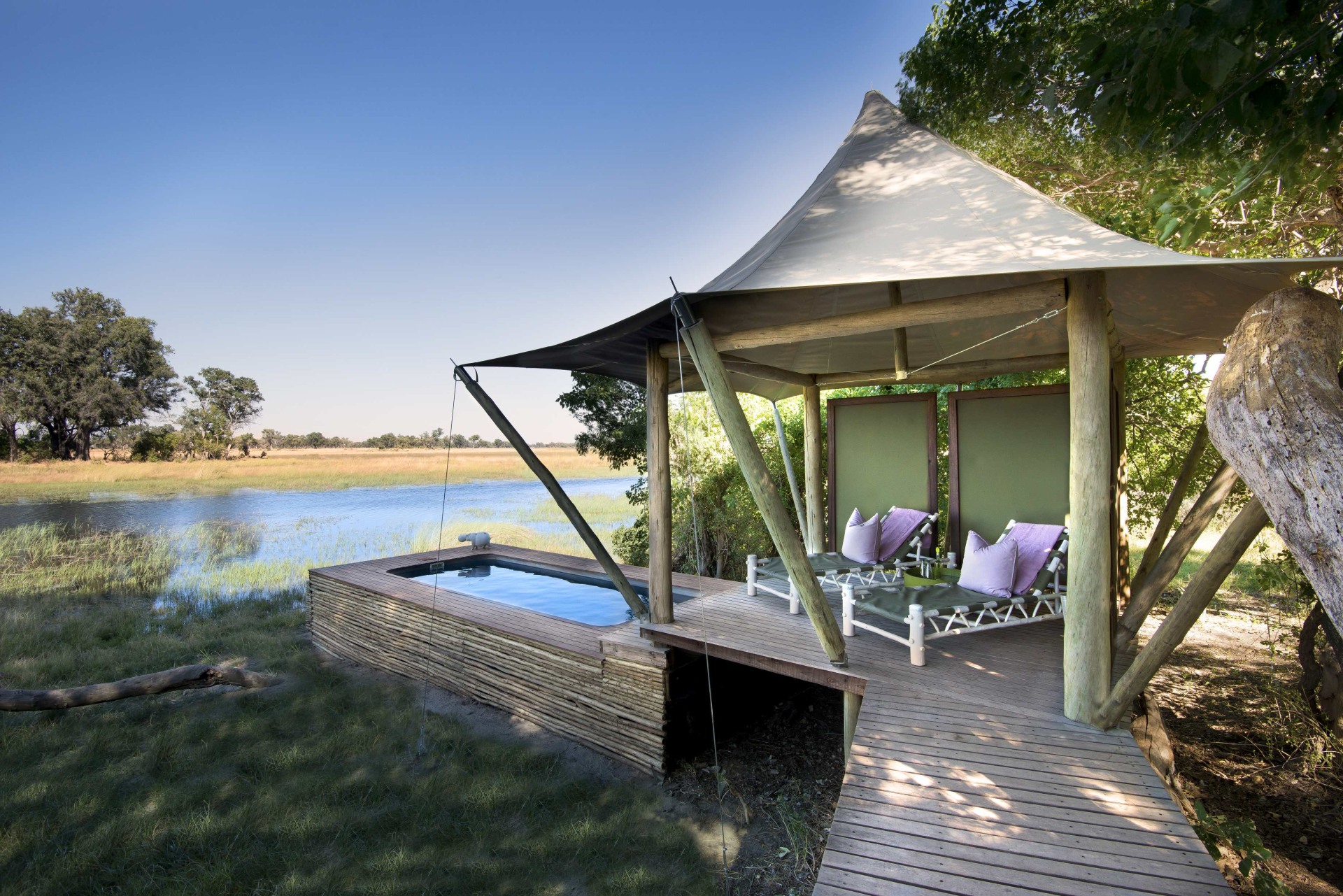 Terrasse eines Gaestezeltes mit eigenem Pool im andBeyond Xaranna Okavango Delta Camp