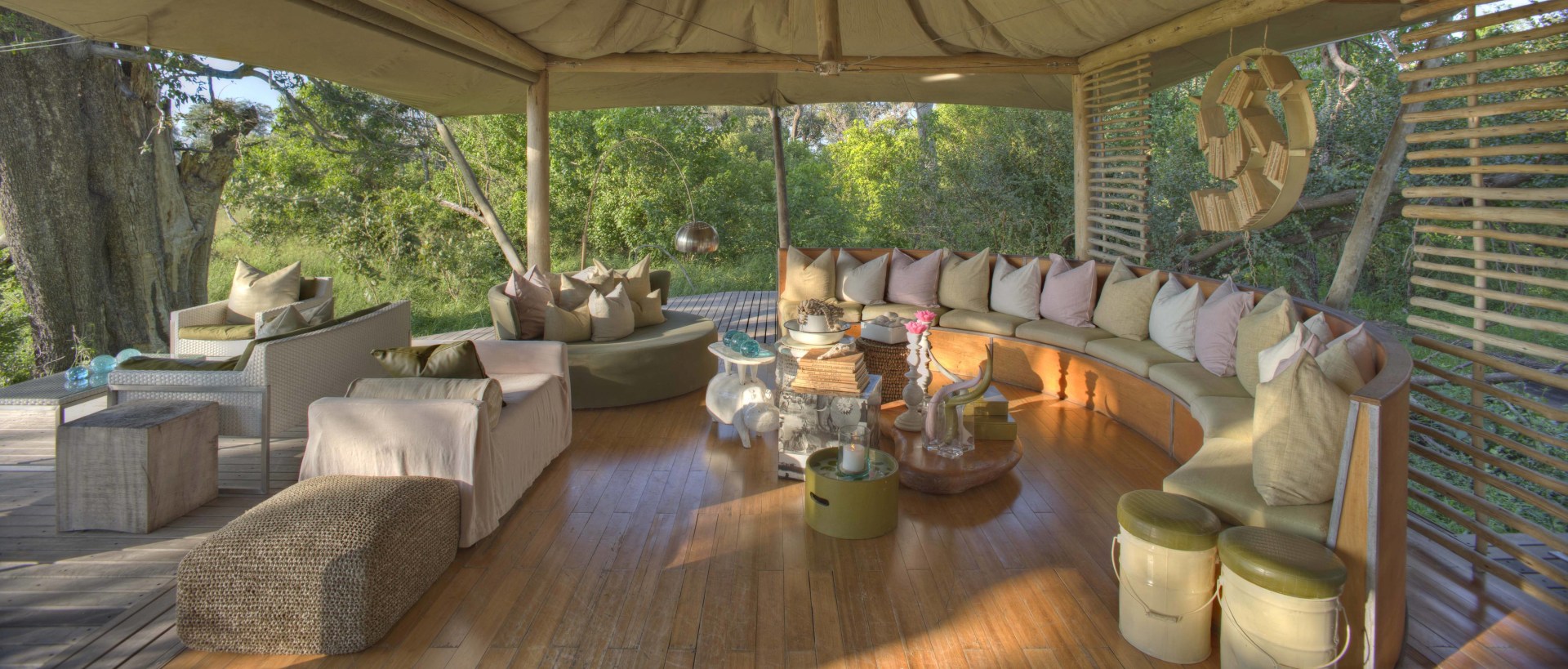 Loungebereich im andBeyond Xaranna Okavango Delta Camp