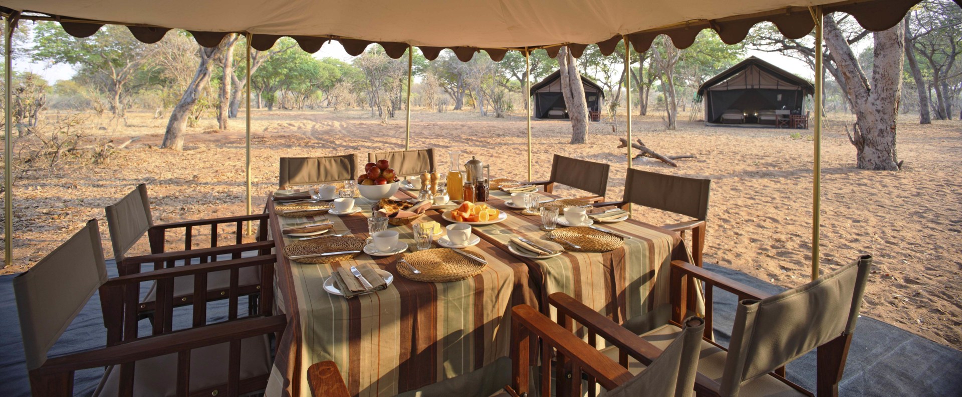 Essbereich des andBeyond Chobe Under Canvas