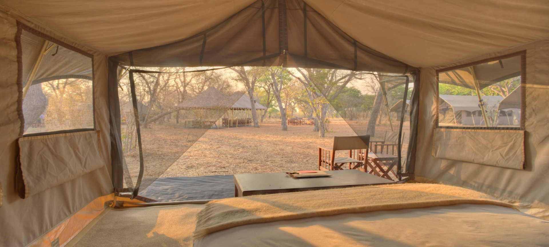 Innenansicht des Safarizeltes im andBeyond Chobe Under Canvas