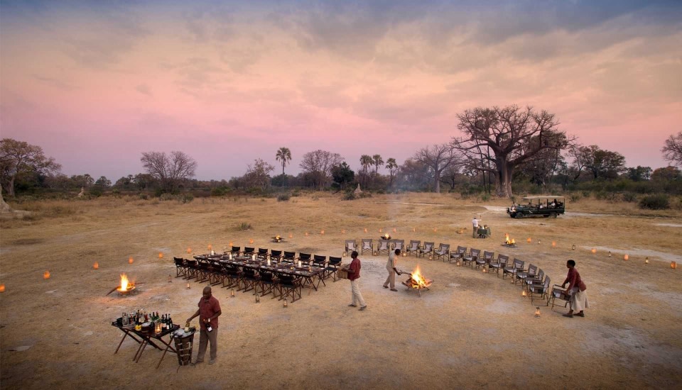 Abendessen in der Wildnis nahe des andBeyond Sandibe Okavango Safari Lodge