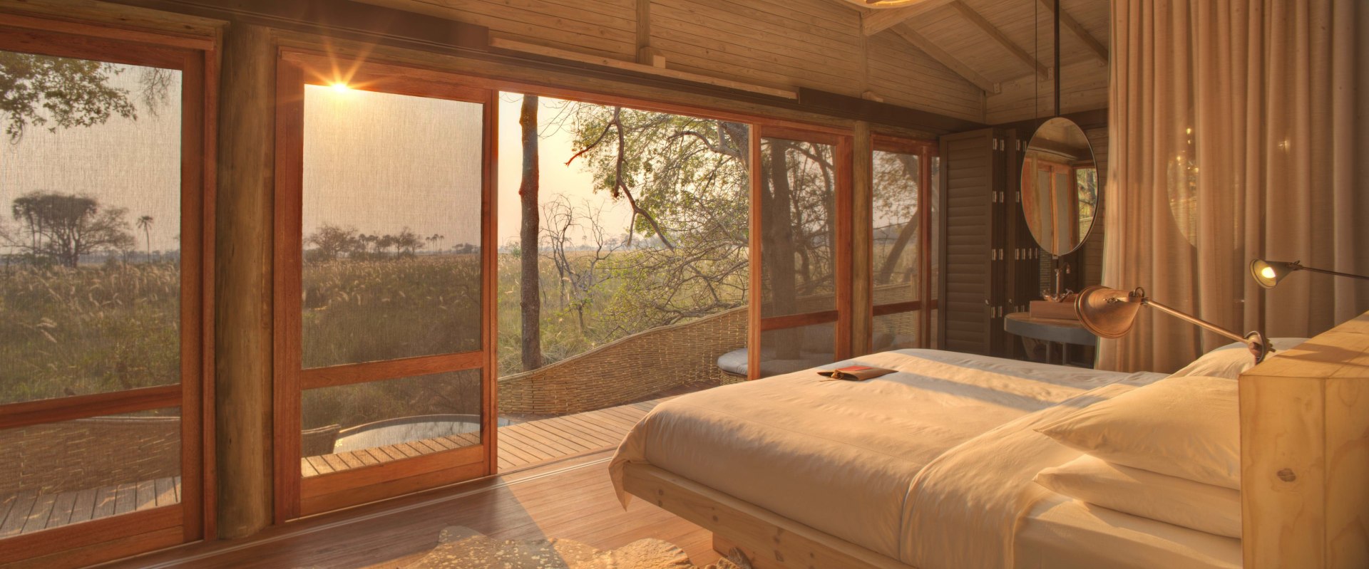 Aussicht aus dem Doppelbett der Suite im andBeyond Sandibe Okavango Safari Lodge