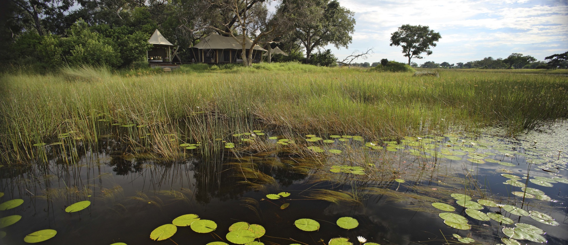 Aussenansicht des andBeyond Xaranna Okavango Delta Camp