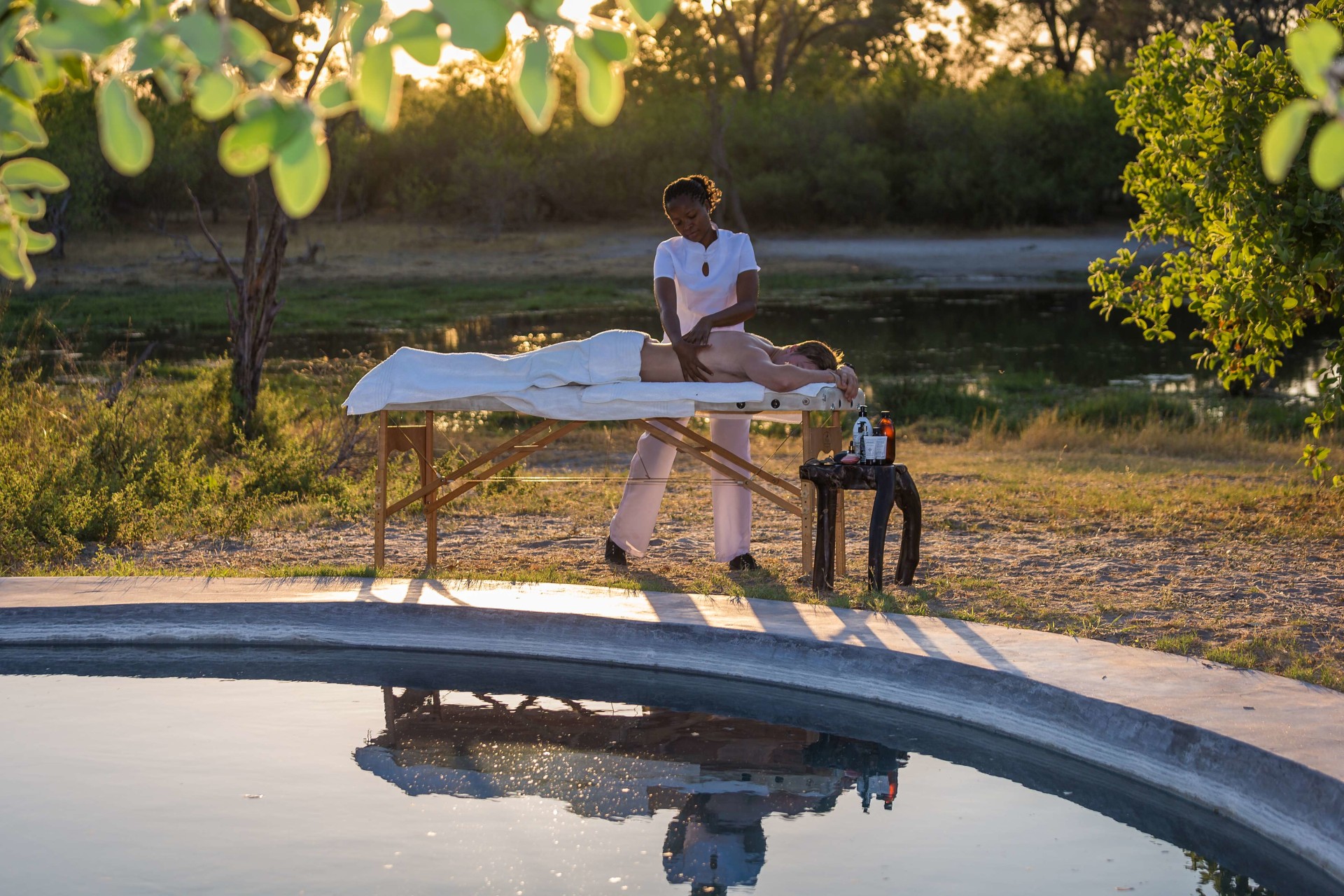 Massage am Pool des Machaba Camps