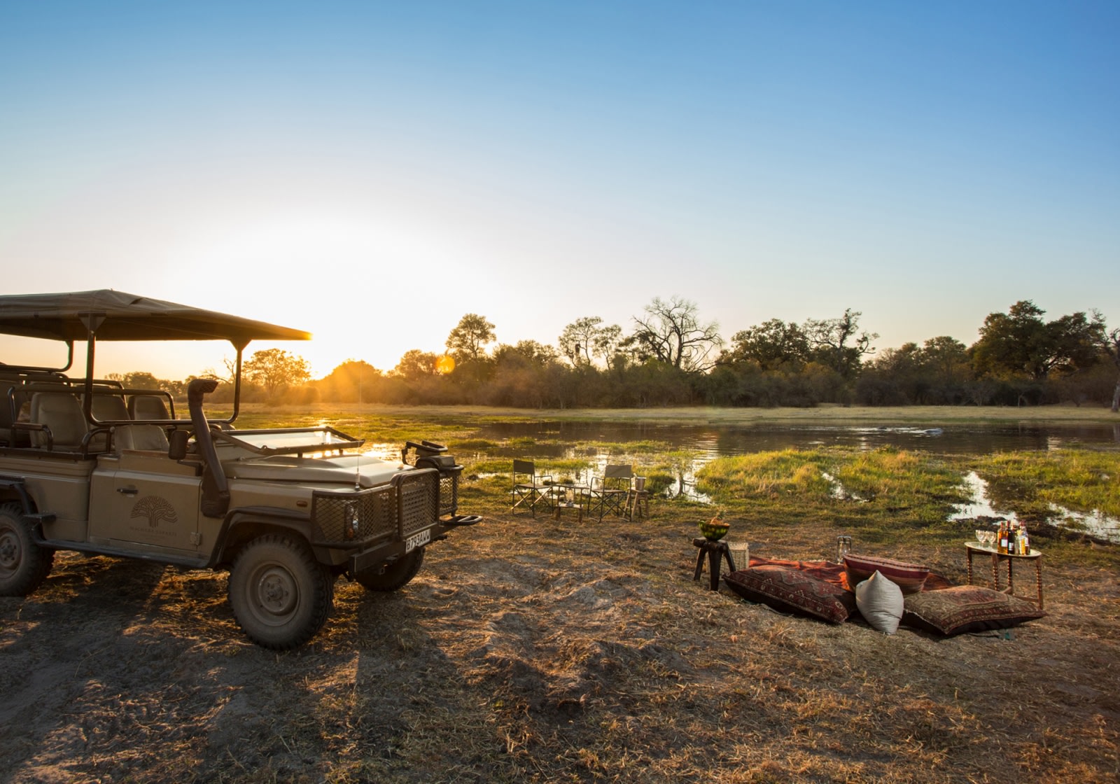 Sonnenuntergang bei Pirschfahrt im Okavango Delta