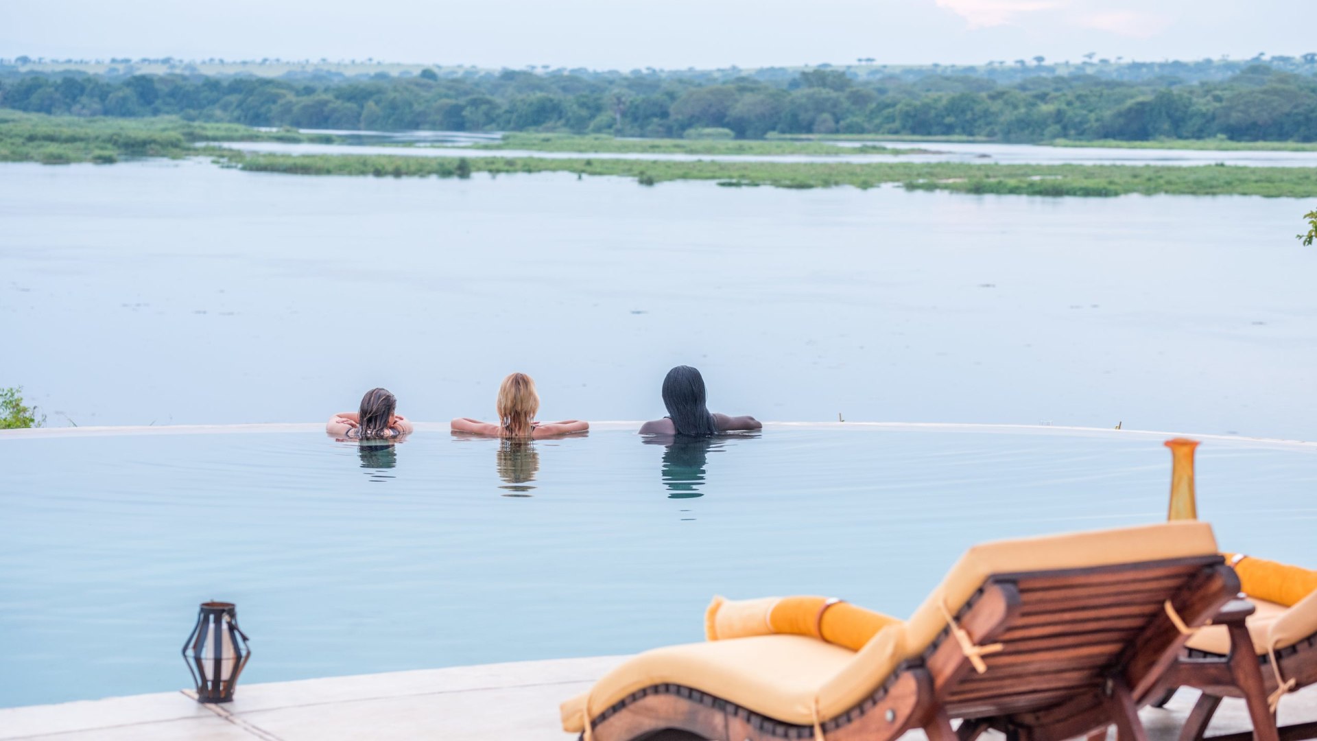 Swimmingpool mit Aussicht in der Nile Safari Lodge