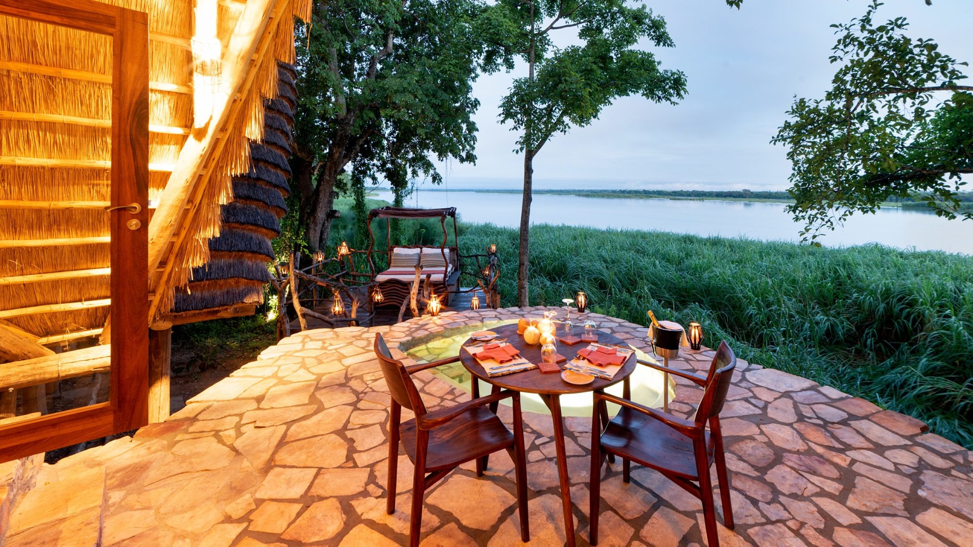 Terrasse mit Blick ins Grüne der Nile Safari Lodge