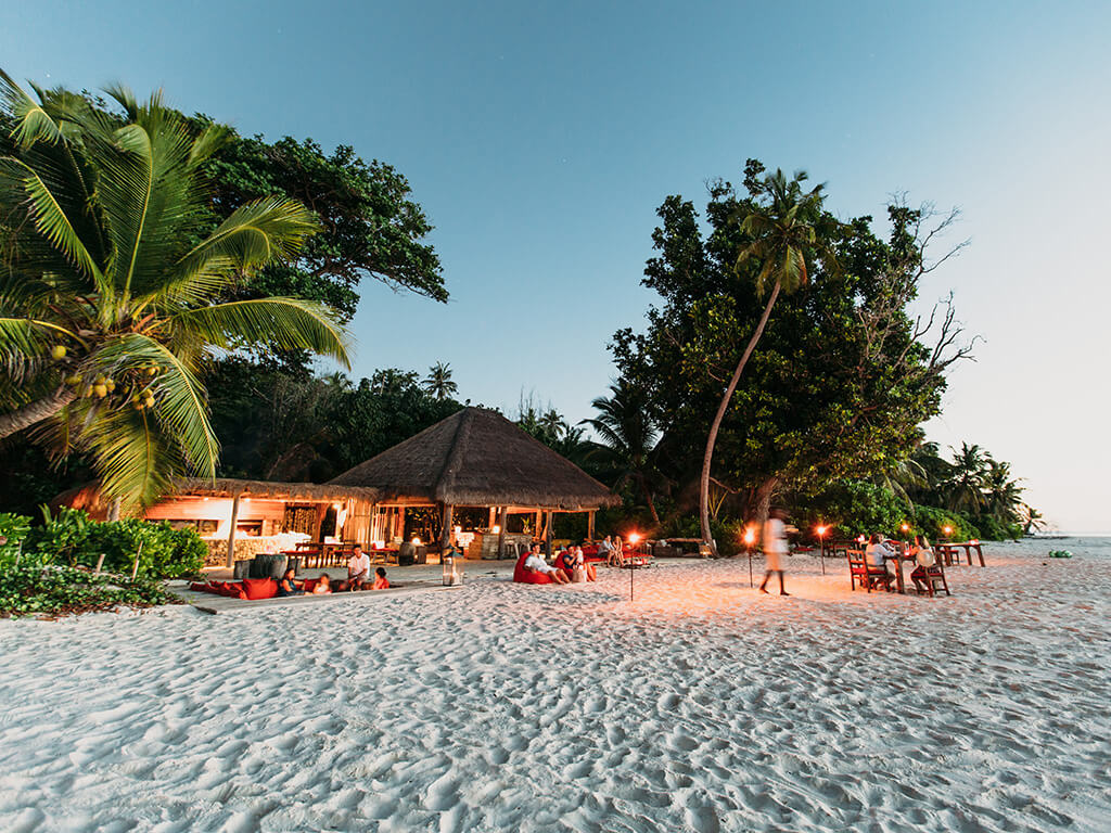 Strandbar bei Sonnenuntergang